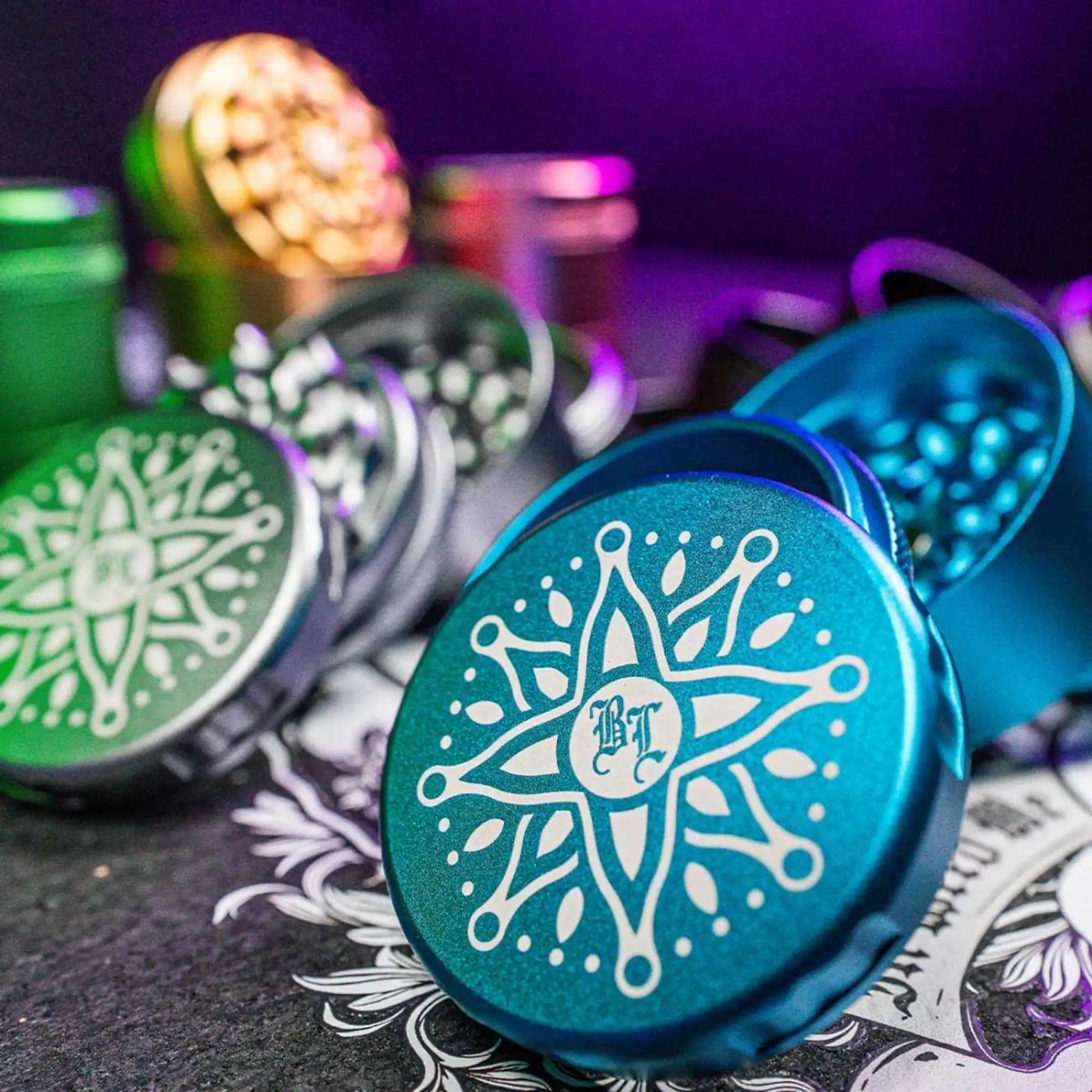 Detailansicht des 5-teiligen Black Leaf FLOWER Grinders Mini mit blumenförmigem Wellen-Mahlwerk.