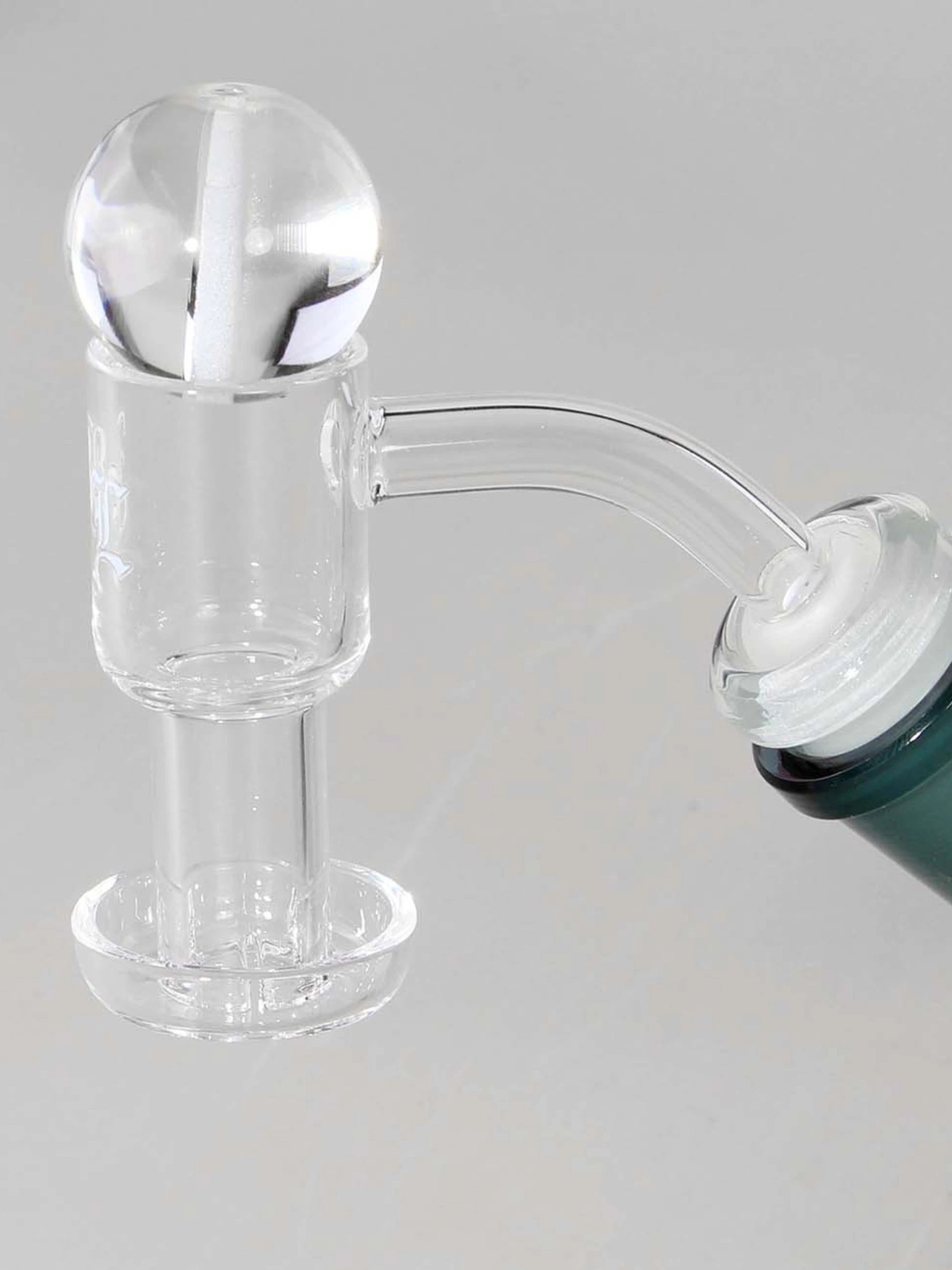 Detailaufnahme des Black Leaf Terp Slurper Quarzbangers mit Carb Cap Kugel aus Quarzglas und NS 14 