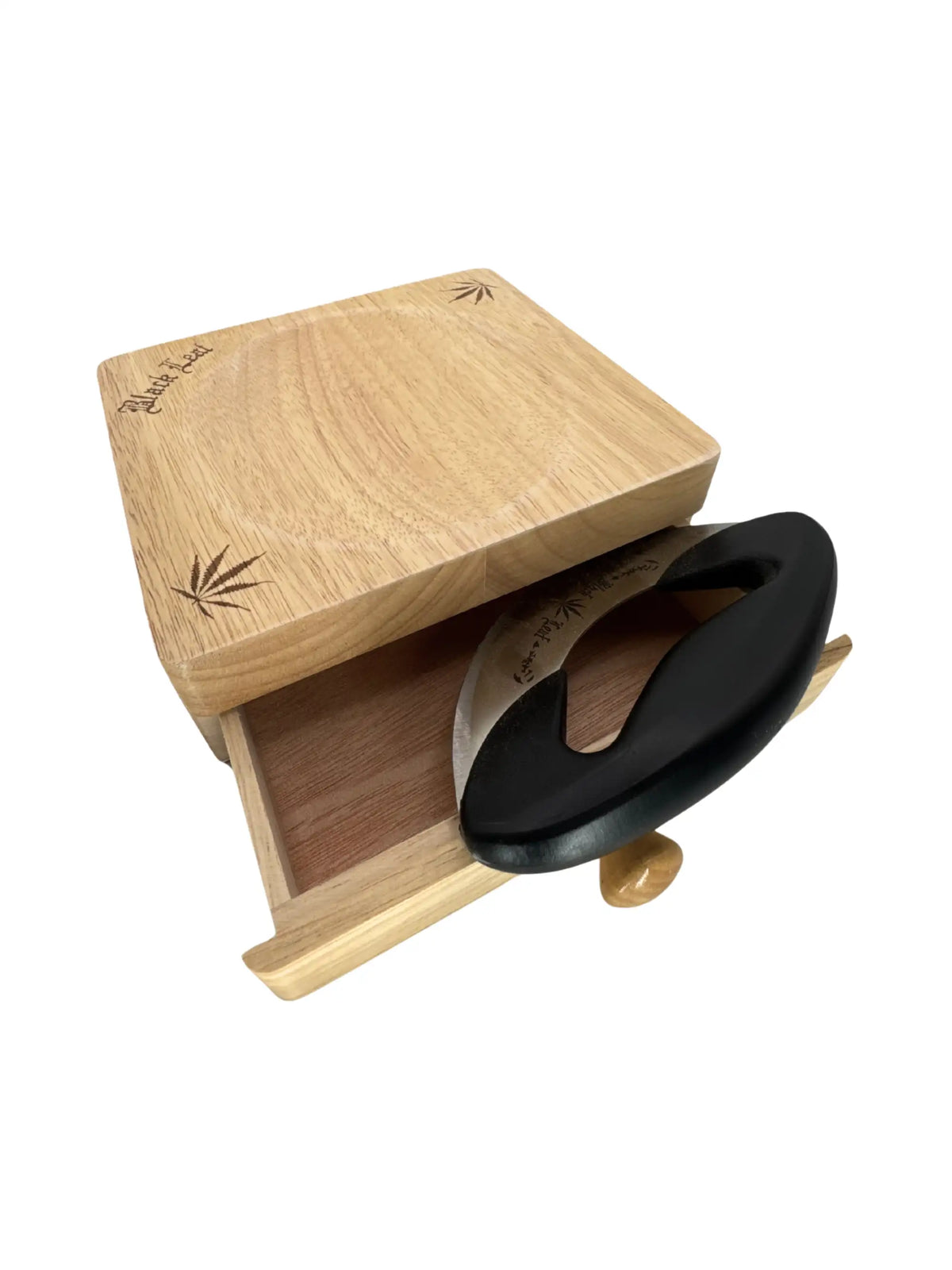 Holzbrett von Black Leaf mit eingraviertem Hanfblatt-Motiv