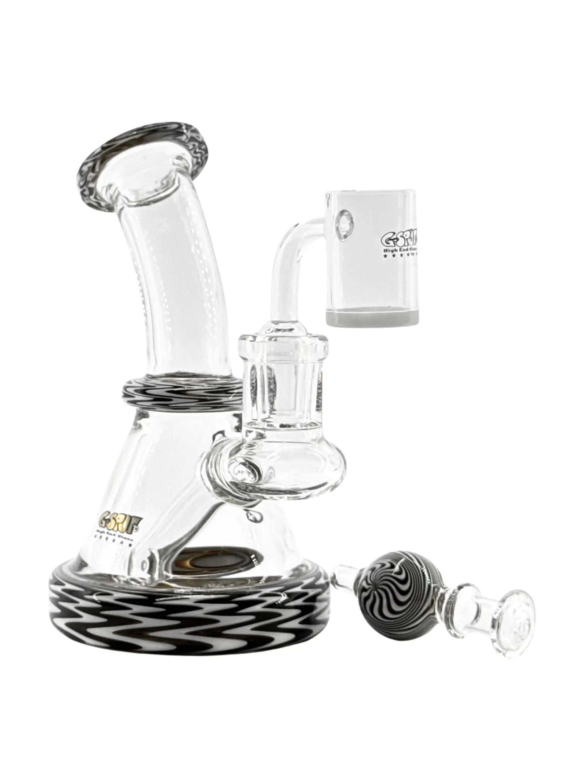 Detailaufnahme des Johnny Dabb Mini Dabbing Rig Mundstücks mit drei schwarz-weißen Farbabschnitten am Boden, Mitte und Mundstück, ergonomisch gestaltet.