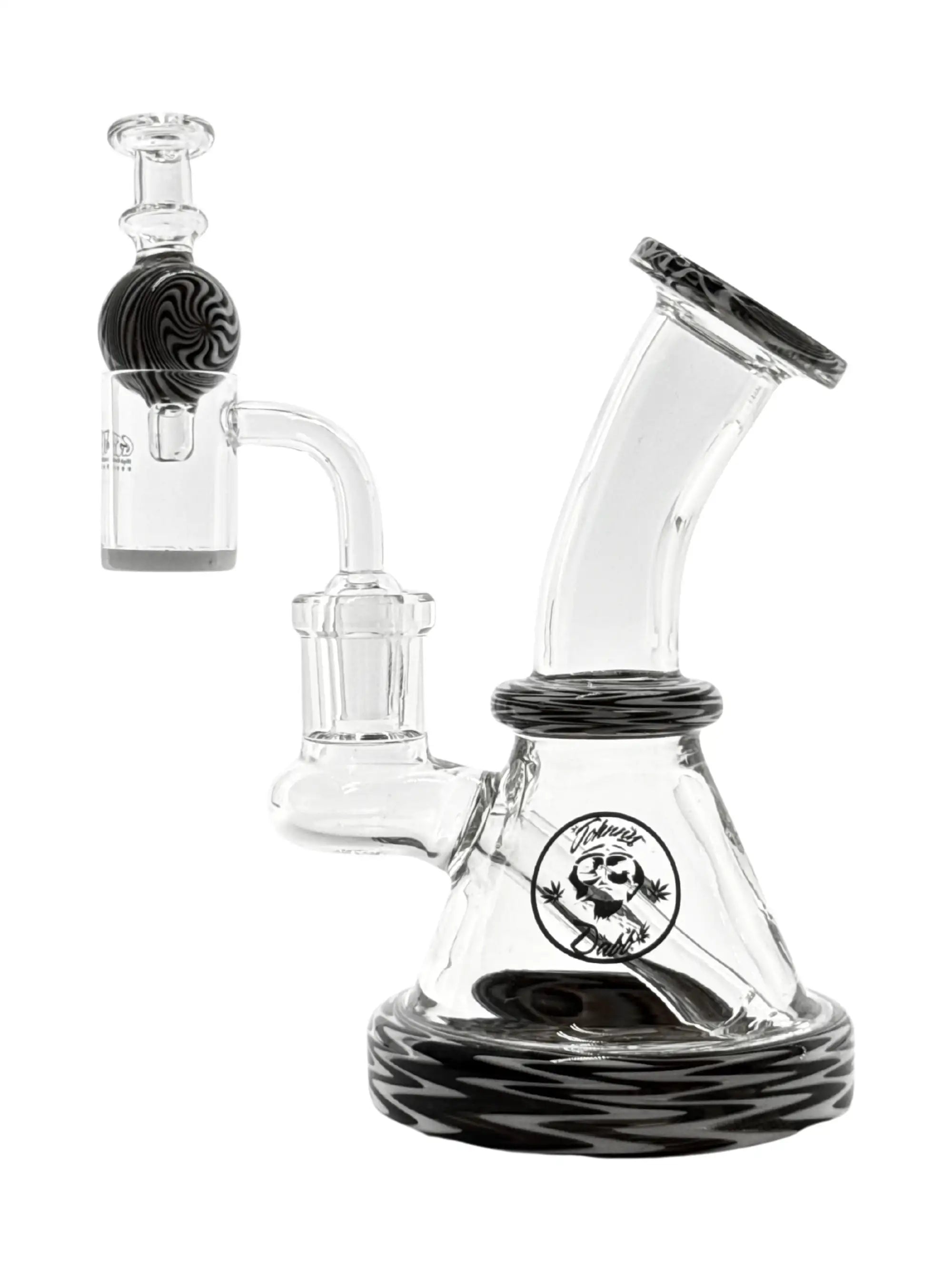 Johnny Dabb Mini Dabbing Rig mit passendem schwarz-weißem Quartzbanger und Carp Cap, integrierter Diffusor für sanfte, gleichmäßige Züge.