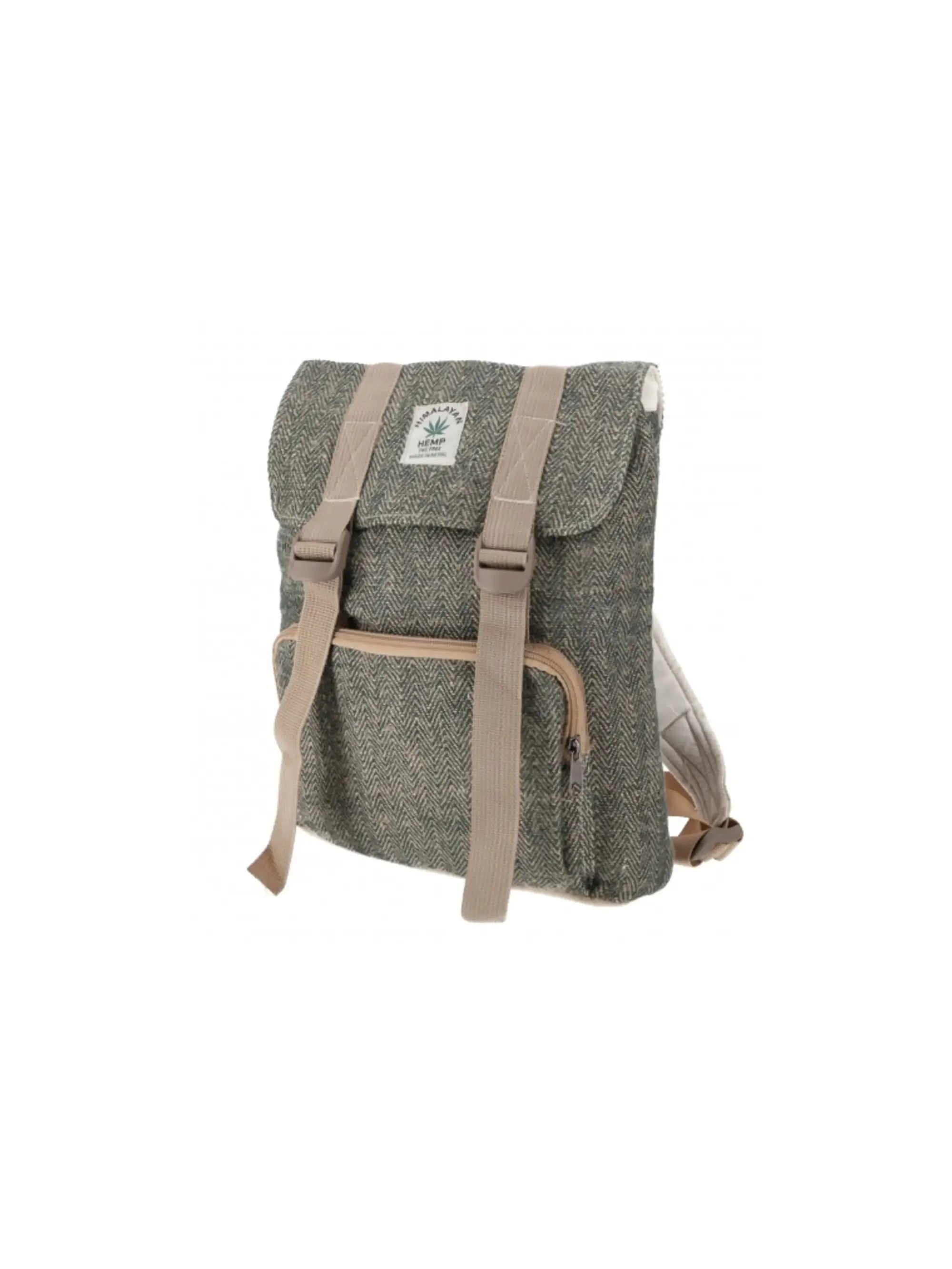 Robuster Hanf Baumwoll Rucksack in Grün mit Schnallenverschluss und fairer Herstellung in Nepal