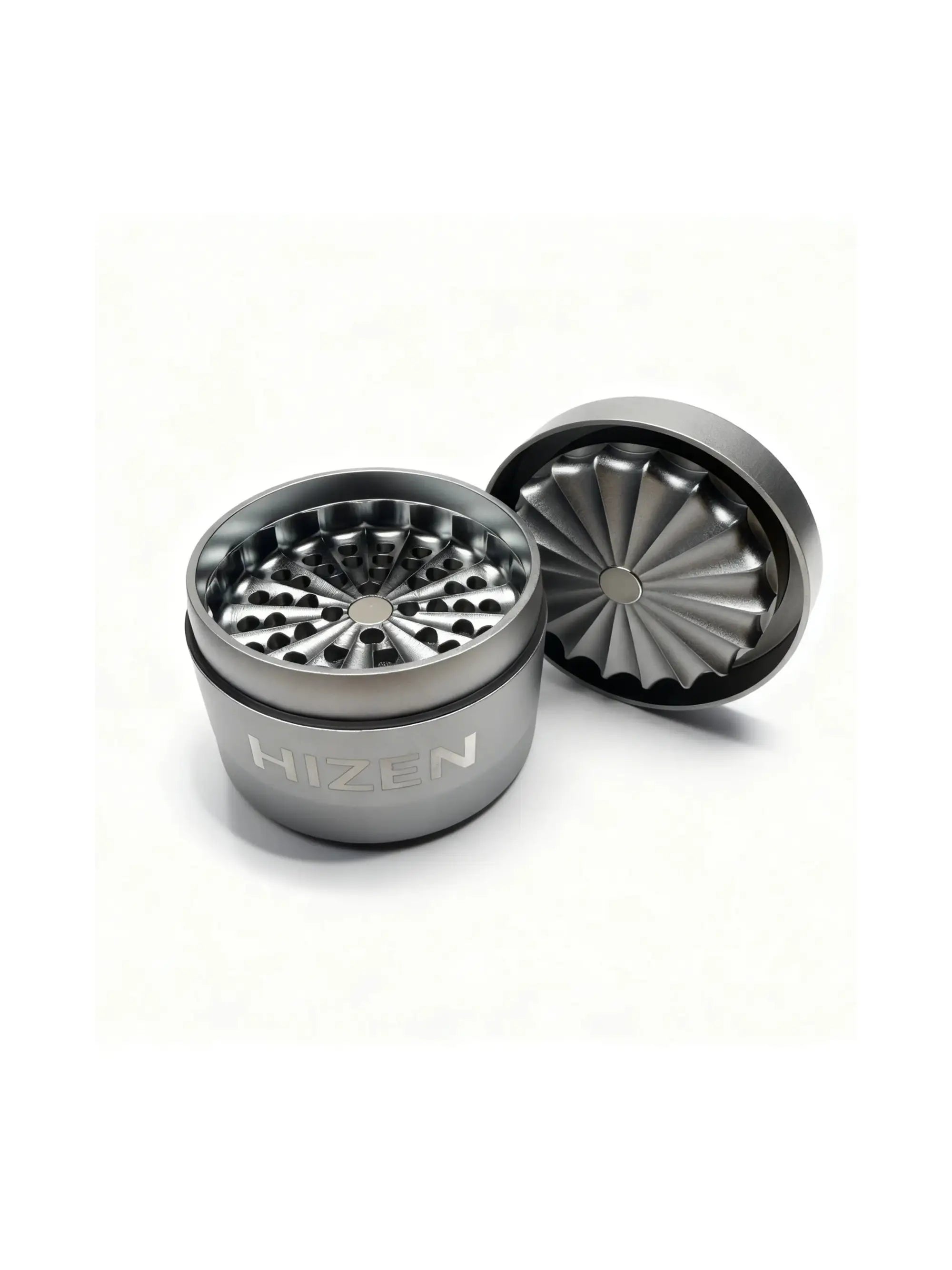 HIZN Aluminium Grinder 63 mm ohne Mahlzähne in Silber, 2-teilig mit gefräster Struktur für gleichmäßiges und schonendes Zerkleinern.