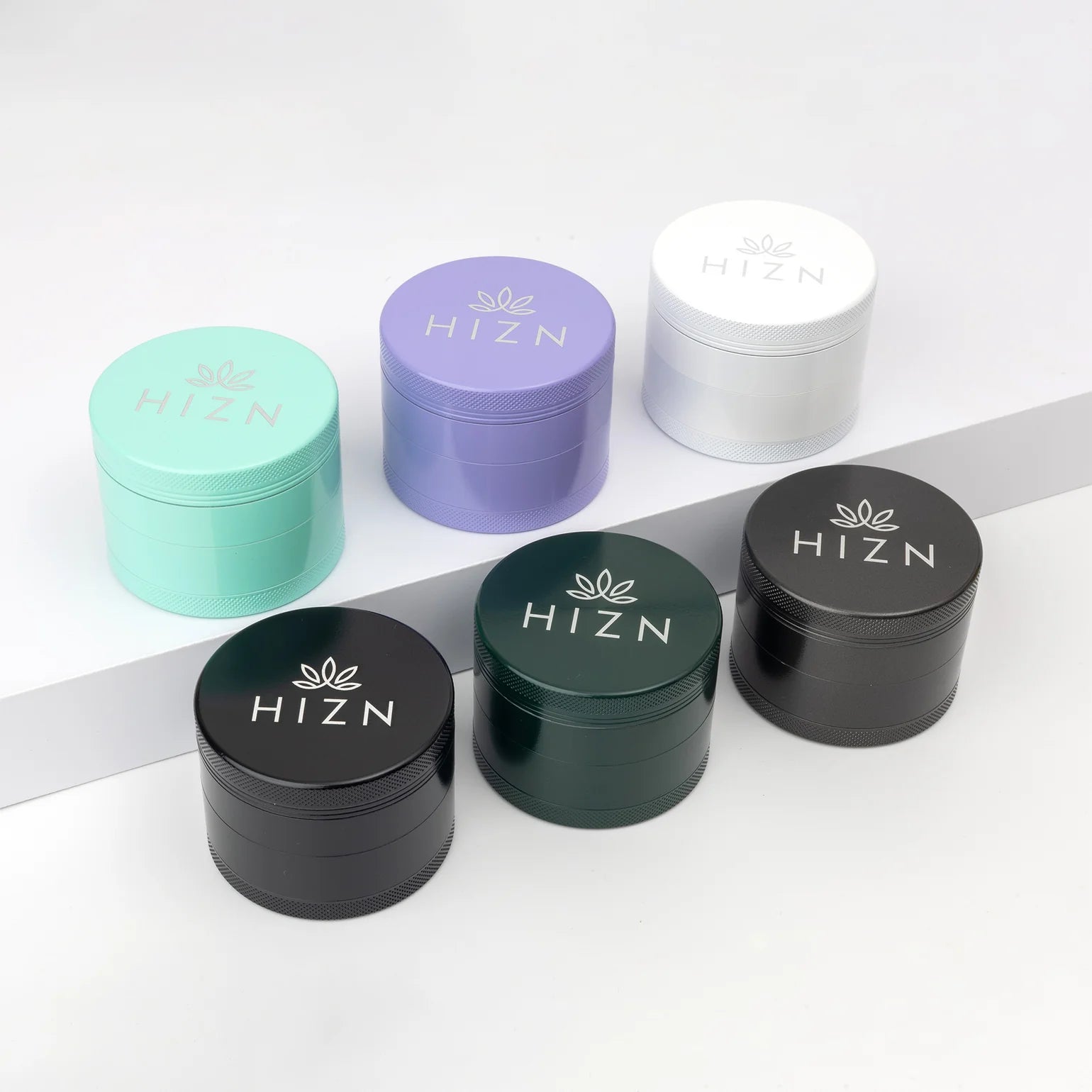 HIZN Keramik Grinder 63 mm im Farbvergleich – 4-teilig mit Nano-Beschichtung, Pollensieb & Zubehör. Alle Farben im Überblick.