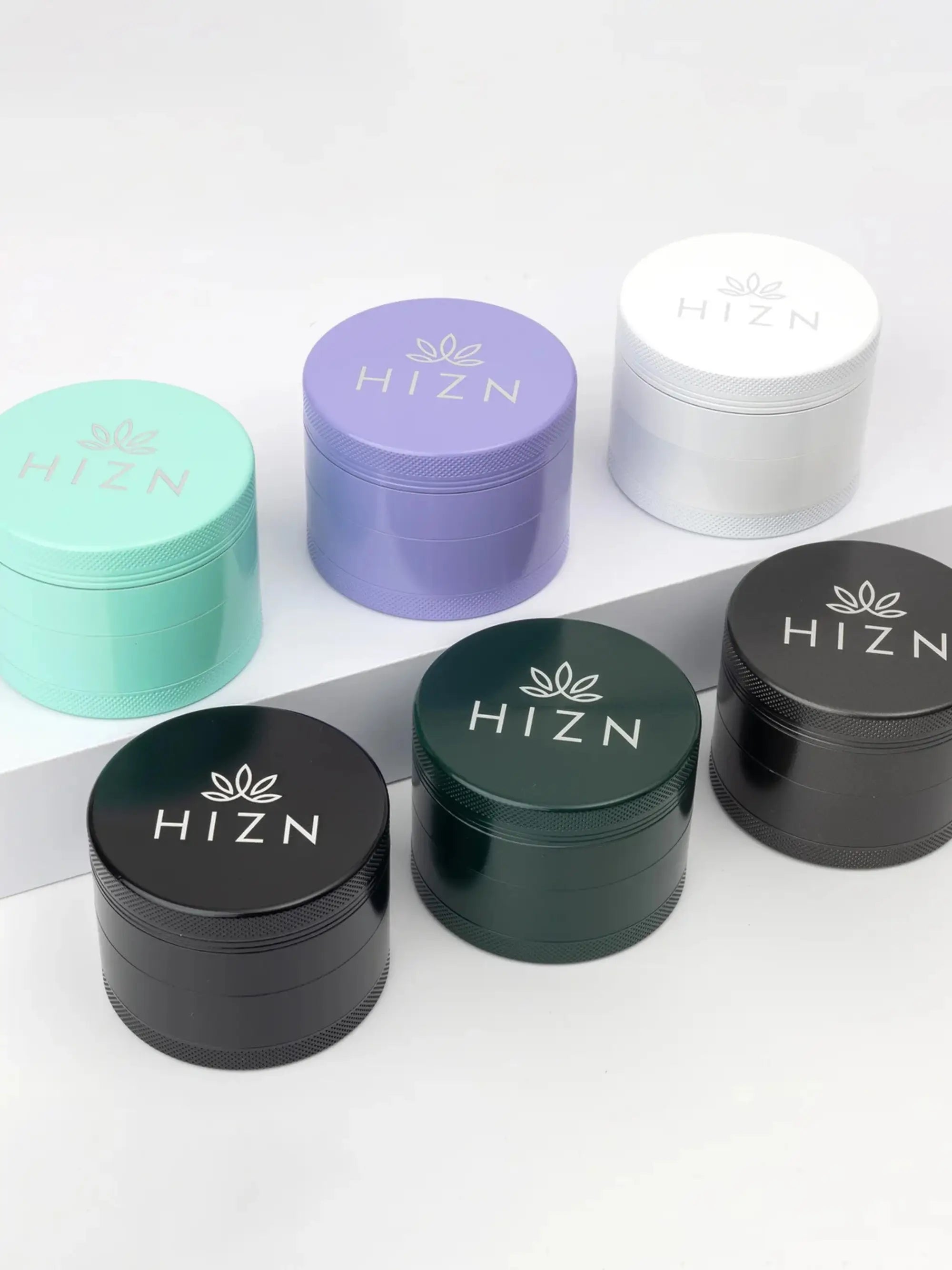 HIZN Keramik Grinder 63 mm, 4-teilig in mehreren Farben im Überblick, mit Nano-Keramik-Beschichtung, Pollensieb, Magnetverschluss und Zubehör.
