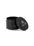 HIZN Keramik Grinder 63 mm, 4-teilig in Schwarz mit Nano-Keramik-Beschichtung, Pollensieb, Magnetverschluss und Zubehör-Set.