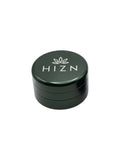 HIZN Keramik Grinder in moosgrün 63 mm, 3-teilig mit beschichteter Oberfläche, magnetischem Verschluss und präzisen Mahlzähnen für gleichmäßiges Grinden.