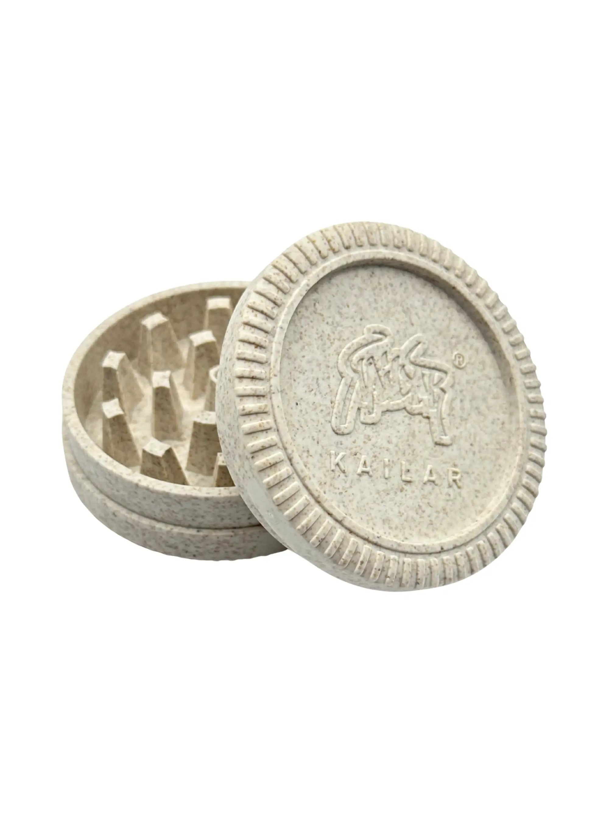 Frontansicht des weißen Kailar Hanfgrinders aus nachhaltigem Hanfmaterial