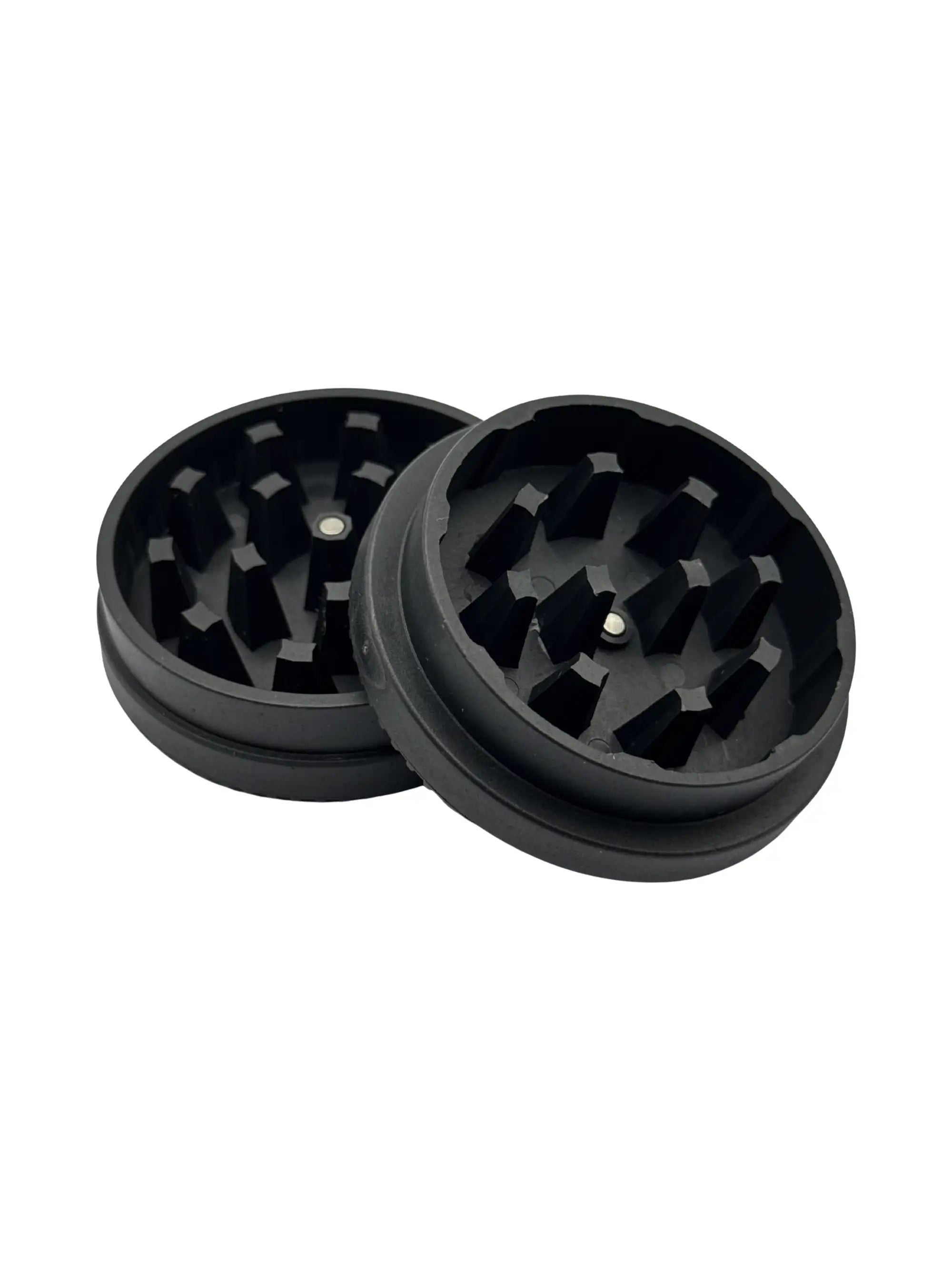 Geöffneter Kailar Hanfgrinder in schwarzer Farbe mit zweiteiligem Aufbau und Magnetverschluss für gleichmäßiges Zerkleinern