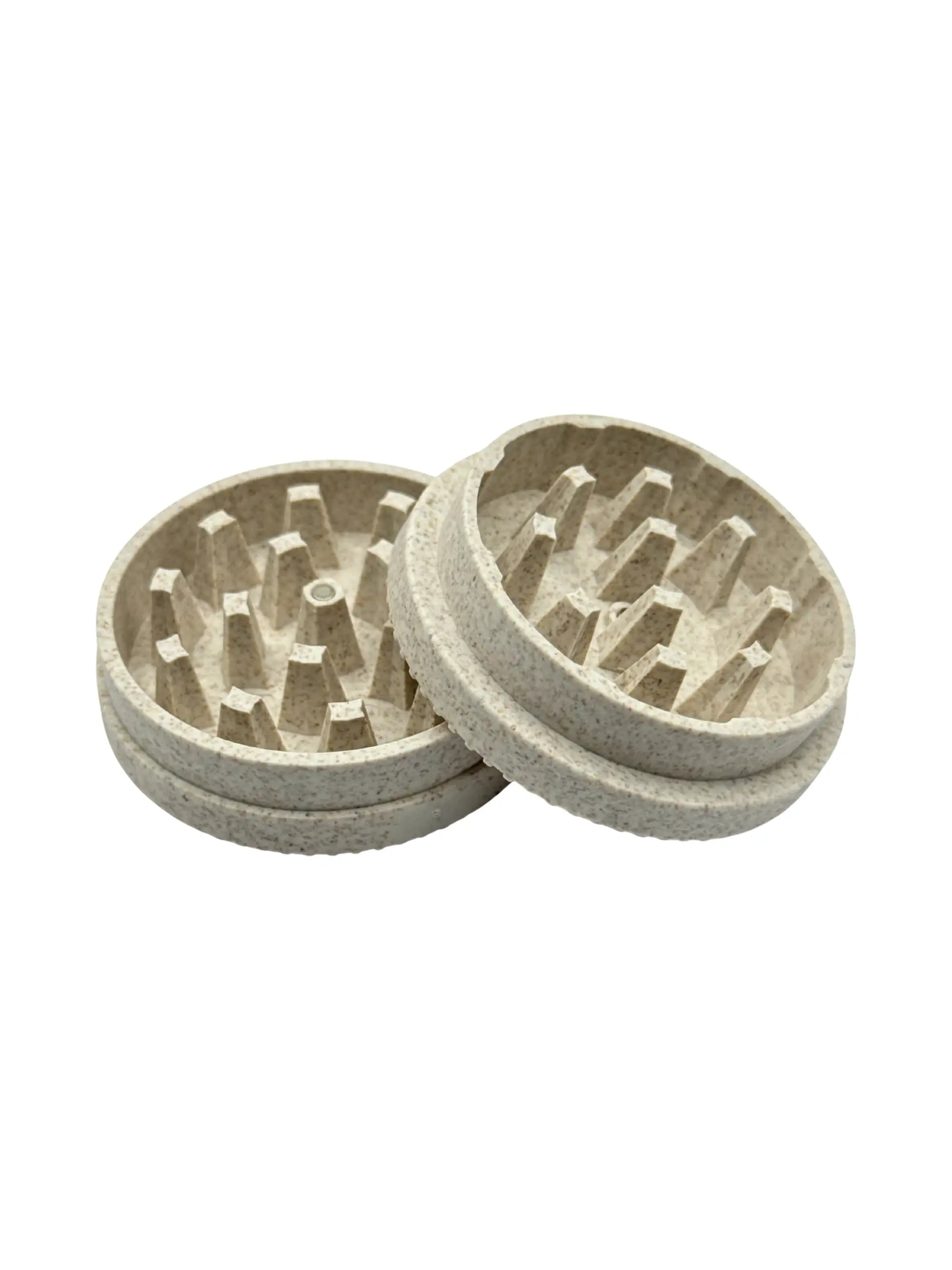 Geöffneter Kailar Hanfgrinder mit zweiteiligem Aufbau und Magnetverschluss für gleichmäßiges Zerkleinern