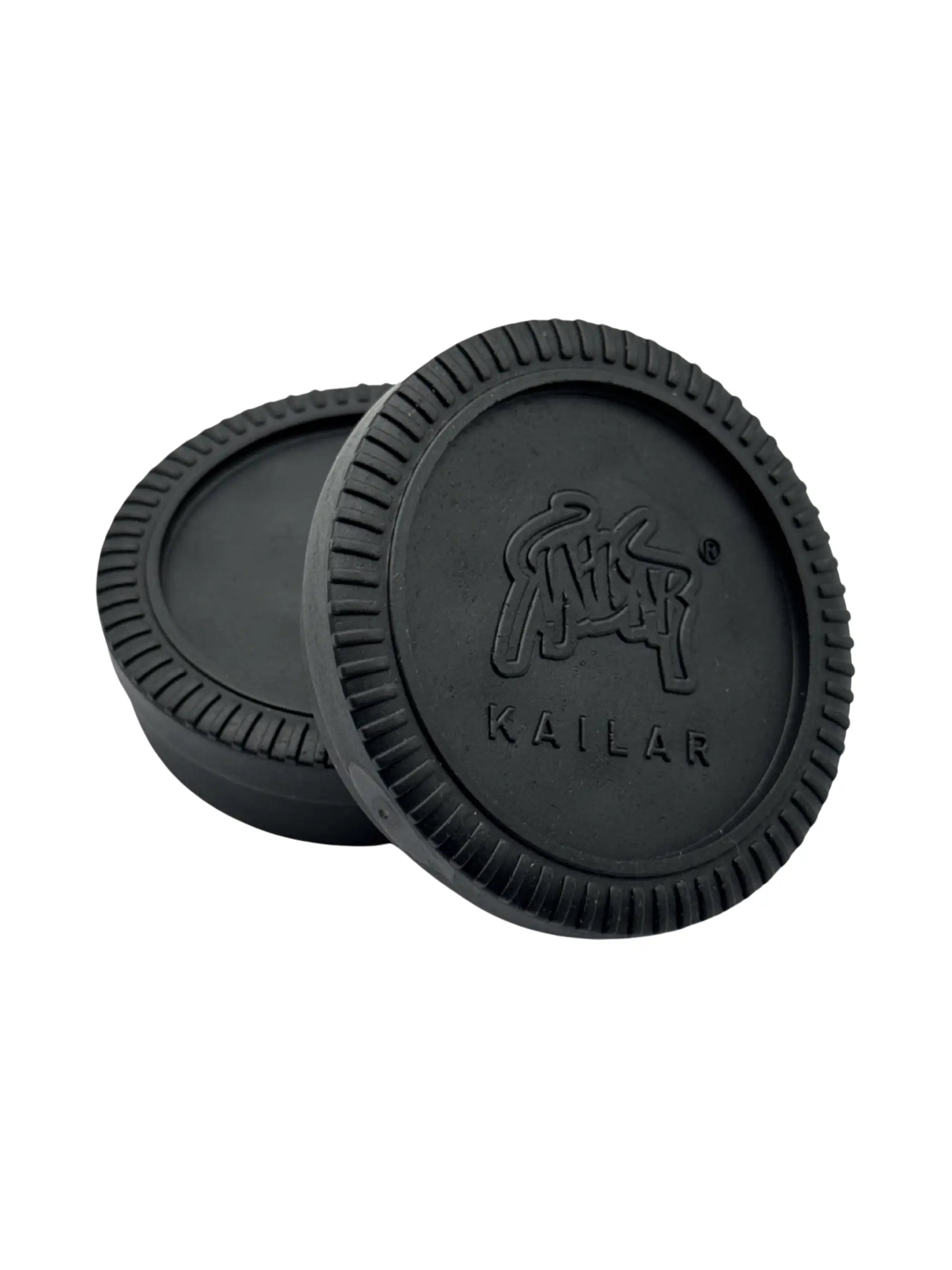 Seitenansicht des robusten Kailar Hanfgrinders in Schwarz, ideal für unterwegs