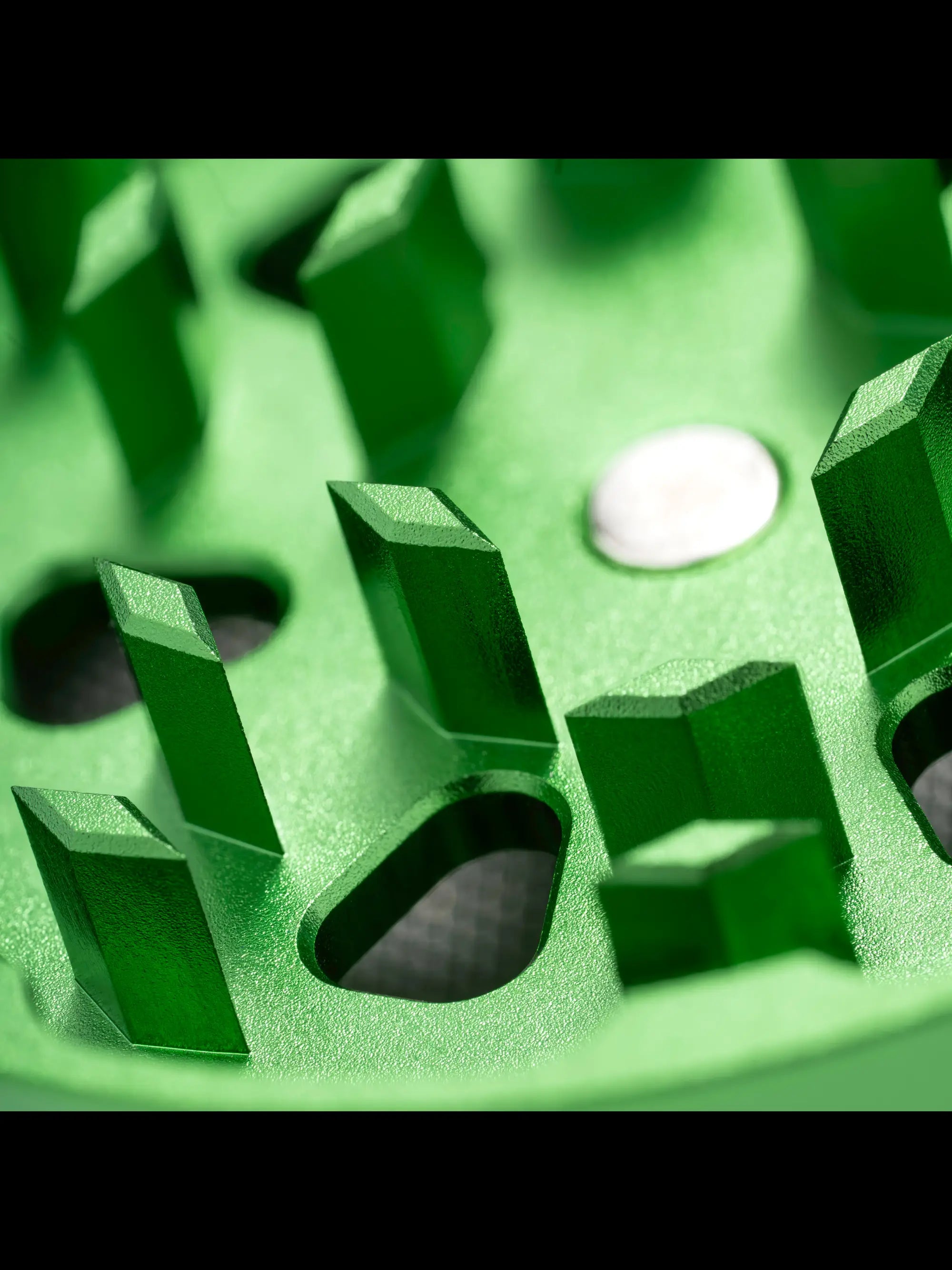 Innenansicht des NV Diamond Grinders Ø 40 mm mit 33 Spike-Klingen für fluffiges, gleichmäßig zerkleinertes Material.