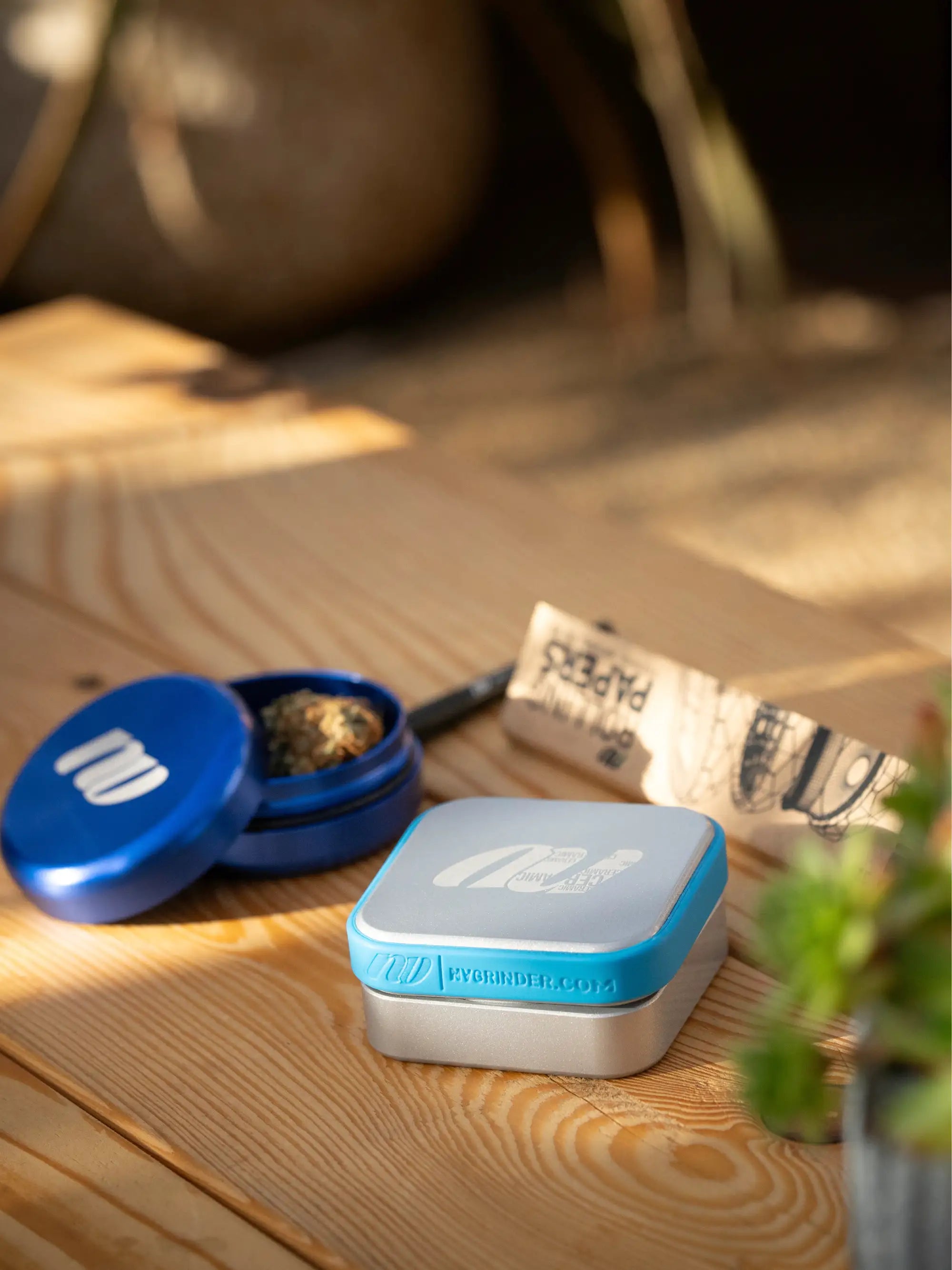 NV Keramik Grinder Ø 68 mm im Lifestyle-Setting – modernes Design, keramische Beschichtung und perfekte Handhabung.