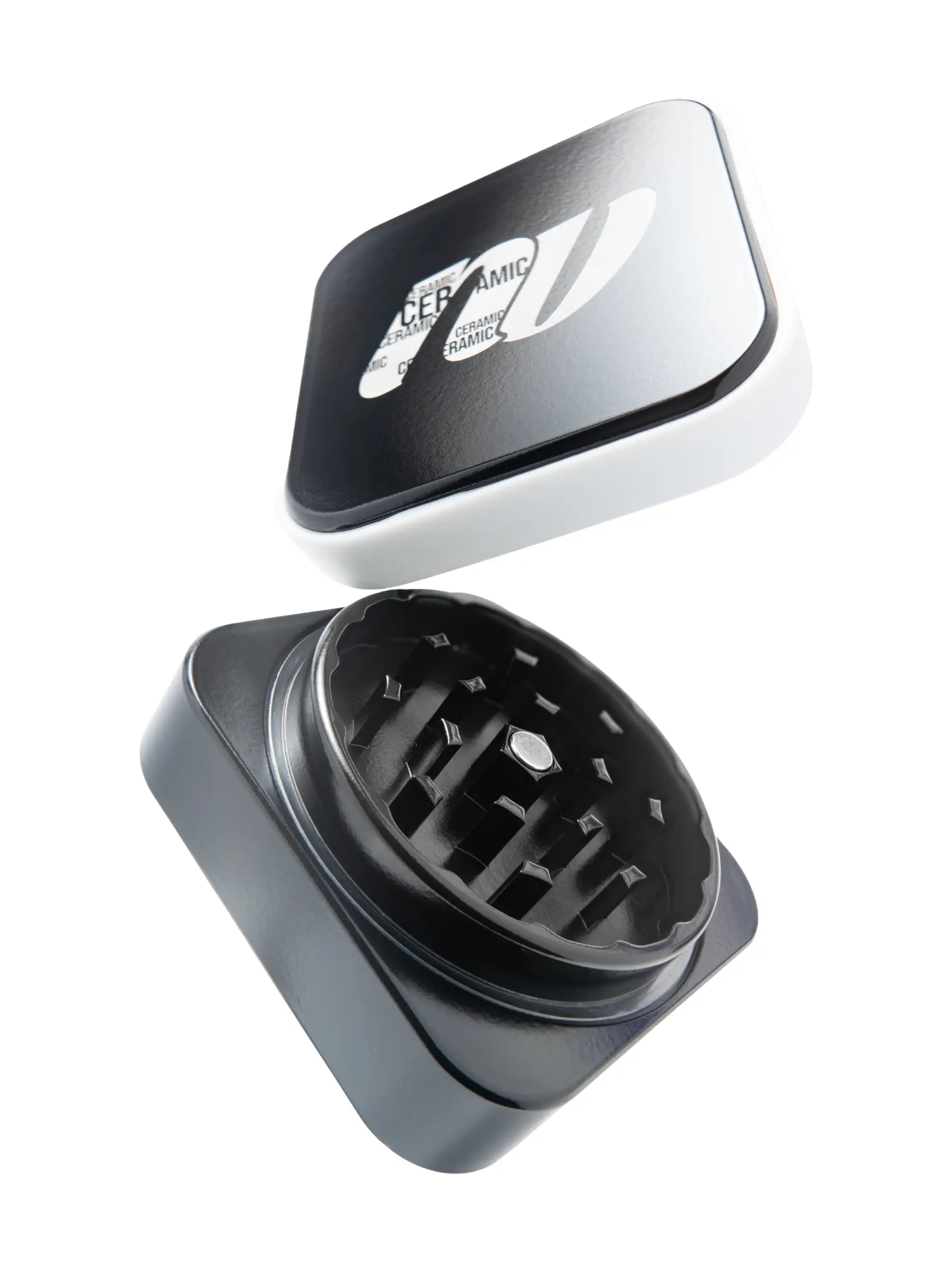 Detailansicht des NV Keramik Grinders Ø 68 mm in Schwarz mit scharfen, quadratischen Zähnen für gleichmäßiges, feines Mahlen.