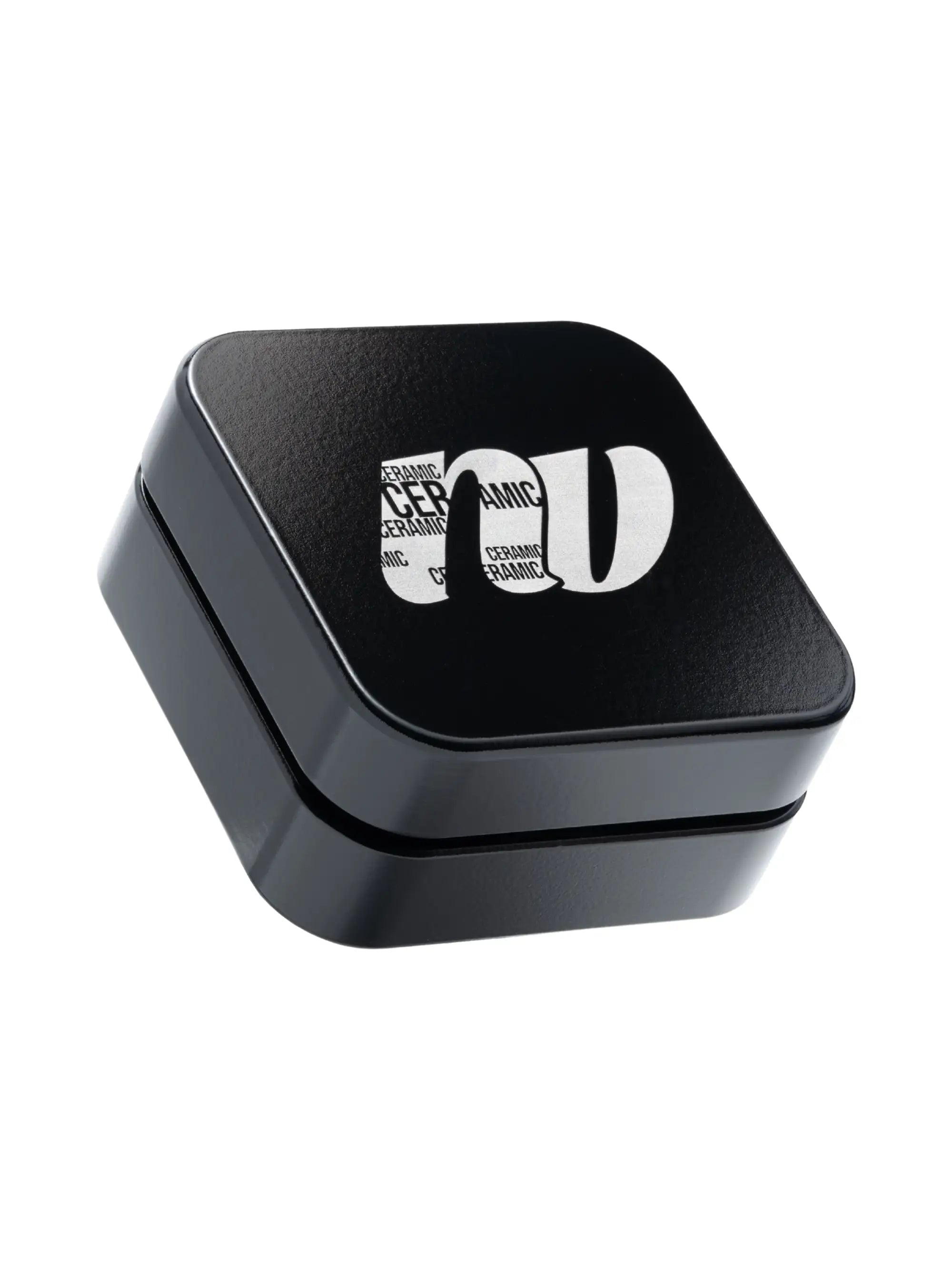 NV Keramik Grinder Ø 68 mm in Schwarz – 2-teilig, eloxiertes Aluminium mit Keramikbeschichtung und starkem Magnetverschluss.