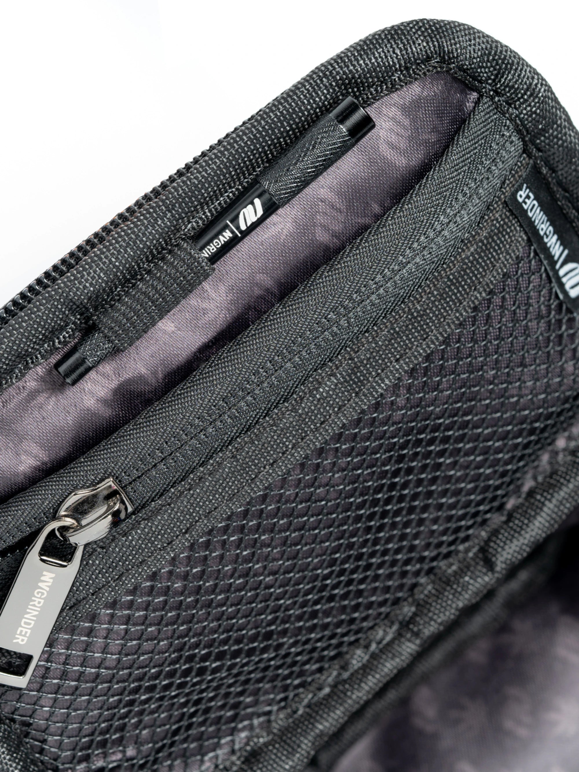 Detailaufnahme der NV Pouch mit Aktivkohlefaser-Fütterung und wetterfestem Außenmaterial.