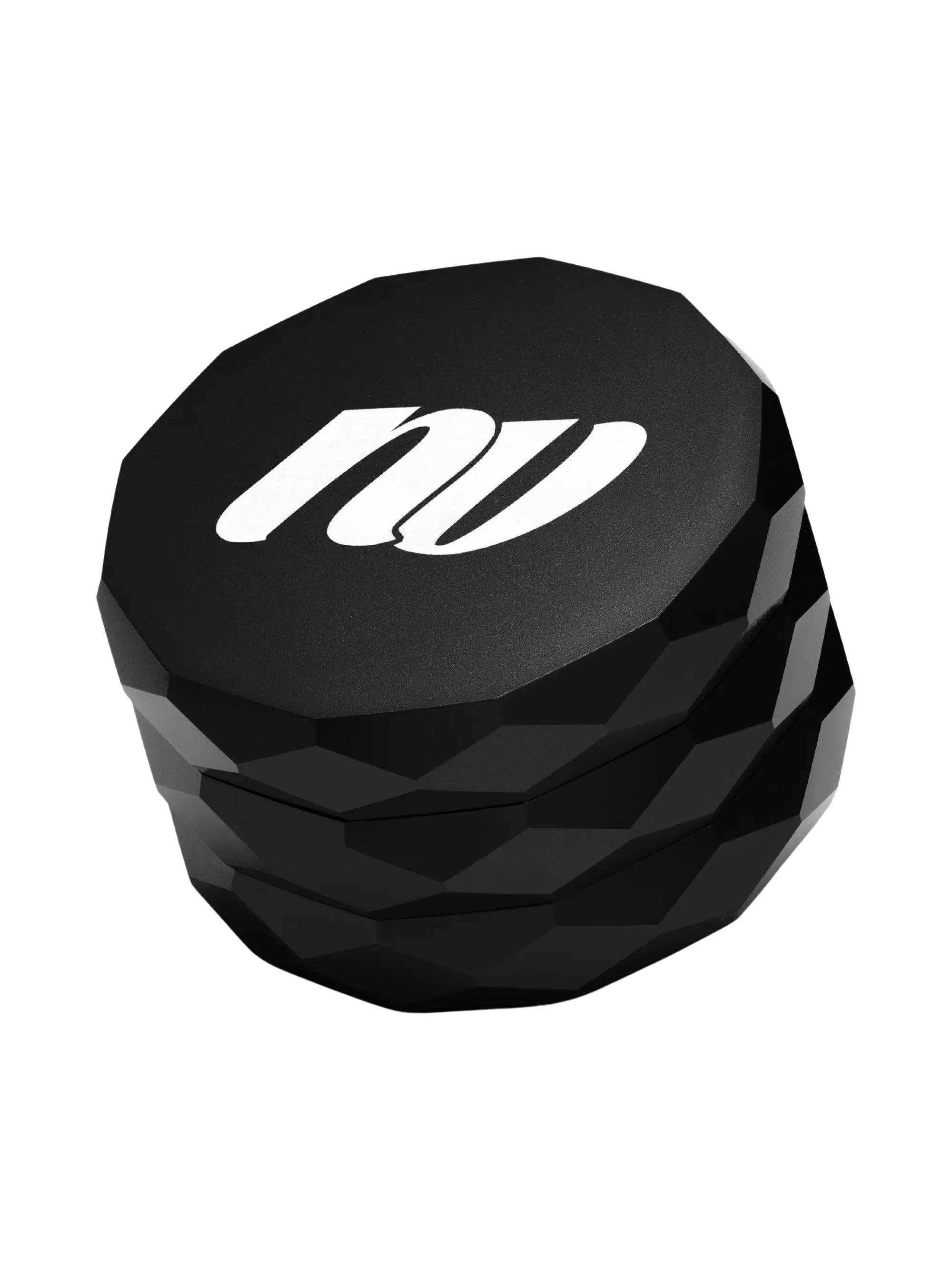 Geschlossener NV Pyramid Grinder 4-teilig mit ergonomischem Design und eloxiertem Aluminiumgehäuse – langlebig und stilvoll.