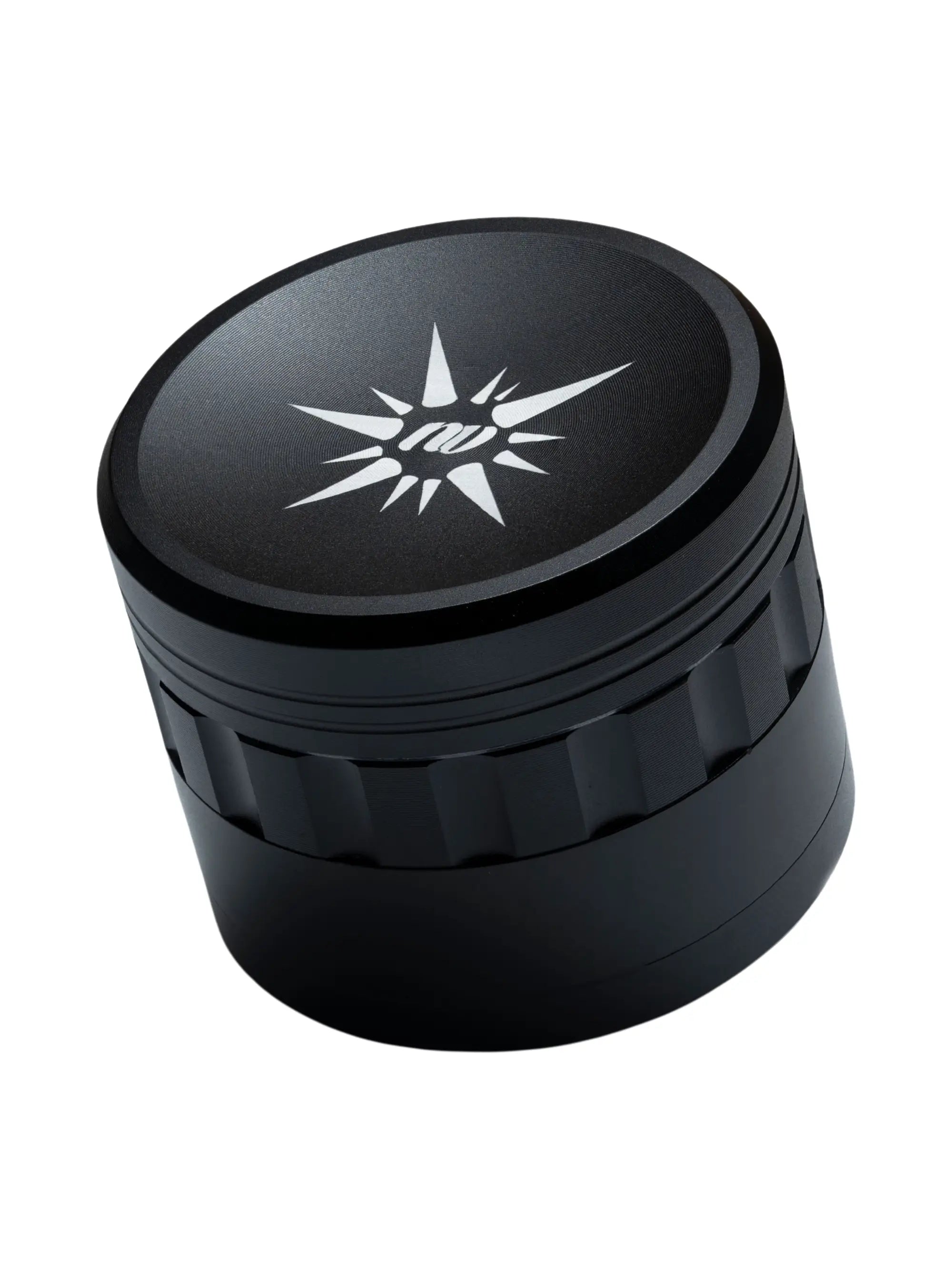 Schwarzer NV Spike Grinder Ø 50 mm – kompakter 4-teiliger Grinder mit Spike-Klingen, Pollensieb und robustem Aluminiumgehäuse.