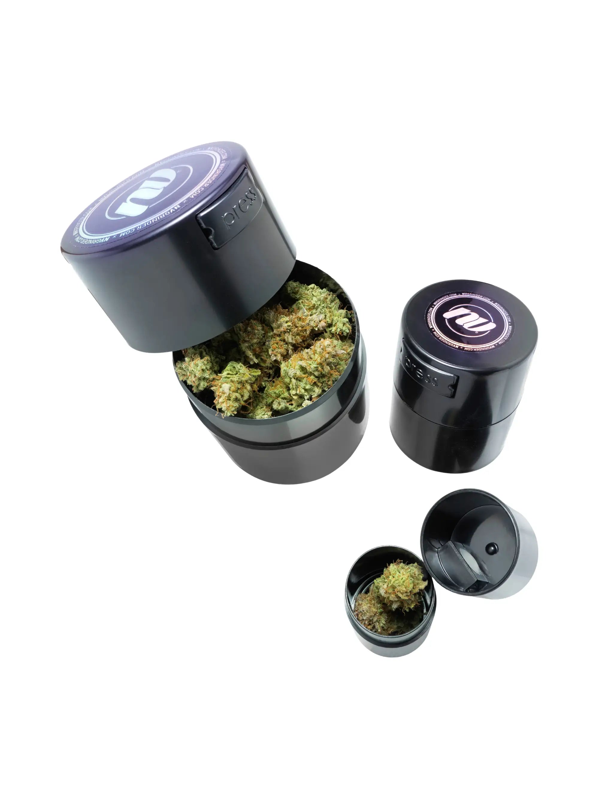 NV Vakuumbox in Nutzung – robuste, UV-geschützte Dose mit Vakuumverschluss, ideal für Kräuter, Extrakte oder Lebensmittel.