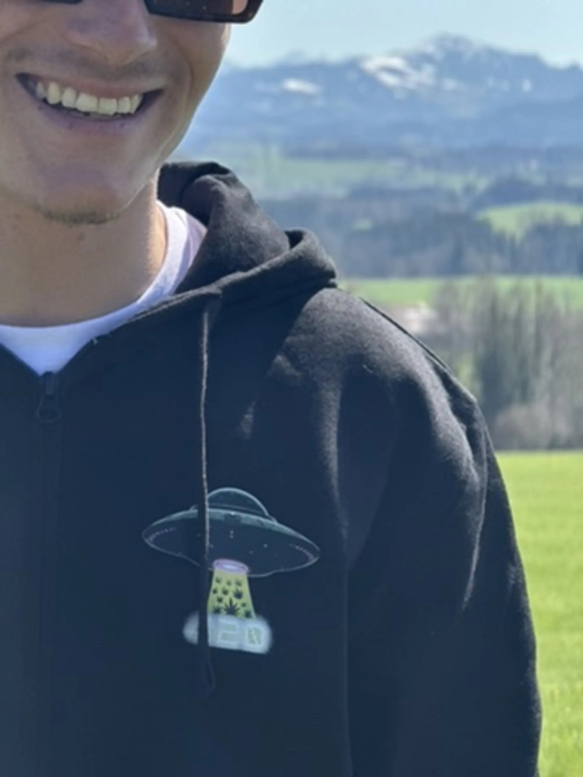 Schwarzer Oversize Hoodie mit UFO 420 Frontprint im Streetwear Stil, Unisex Fit aus weicher Baumwollmischung.