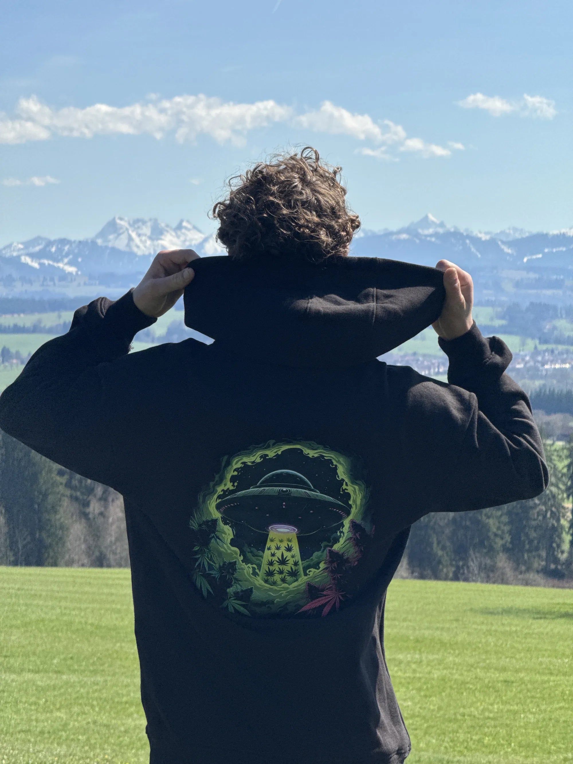 Schwarzer Oversize Hoodie mit Kapuze und großem UFO Hanf Backprint im urbanen Streetwear Look, Unisex Fit.