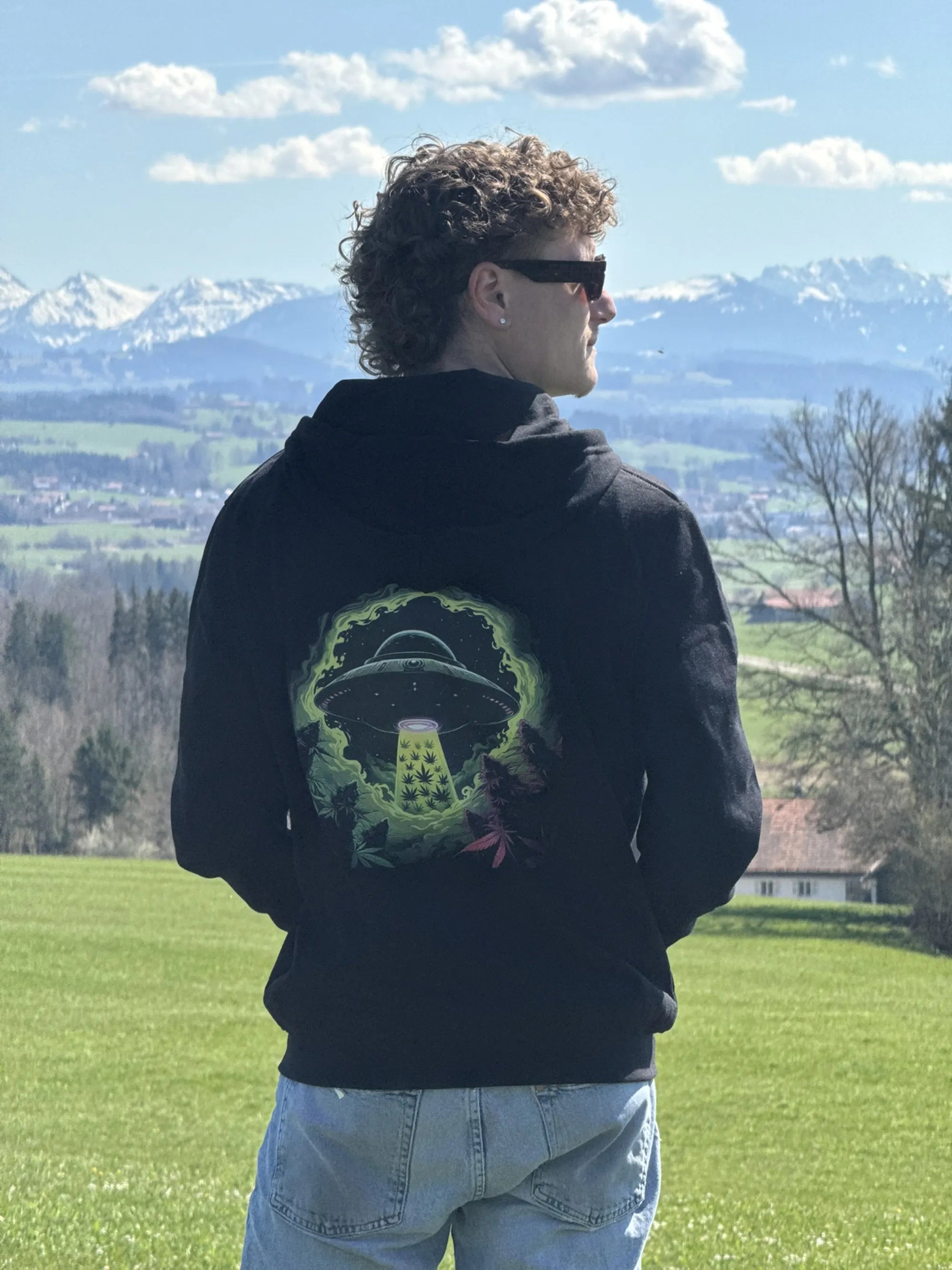 Oversize Hoodie in Schwarz mit auffälligem UFO Backprint und Hanf-Design, Unisex Fit aus Baumwollmischung.