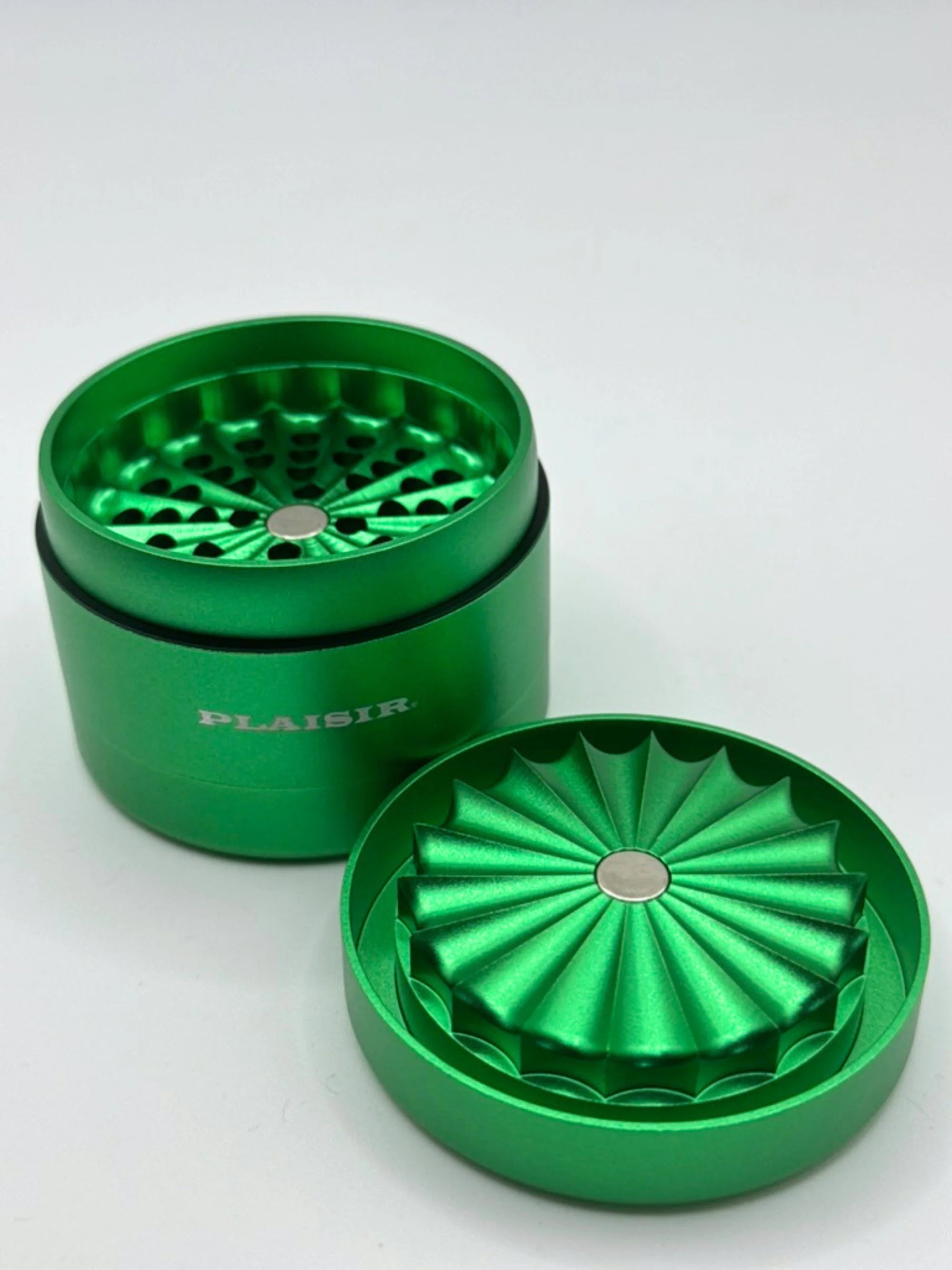 Plaisir Aluminium Grinder mit 63 mm Durchmesser ergonomisch in der Hand gehalten