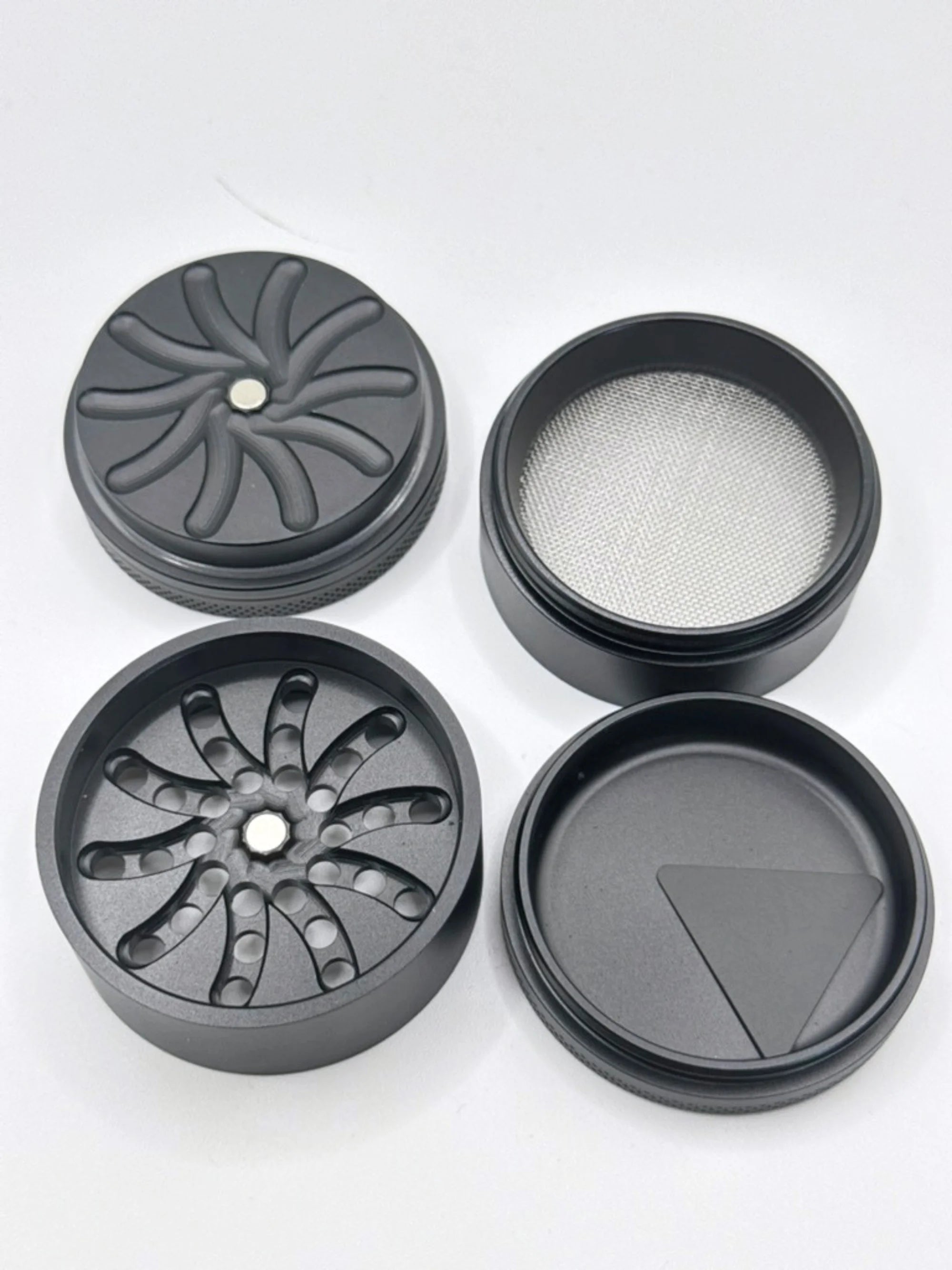 Schwarzer Plaisir Aluminium Grinder mit praktischem Magnetverschluss
