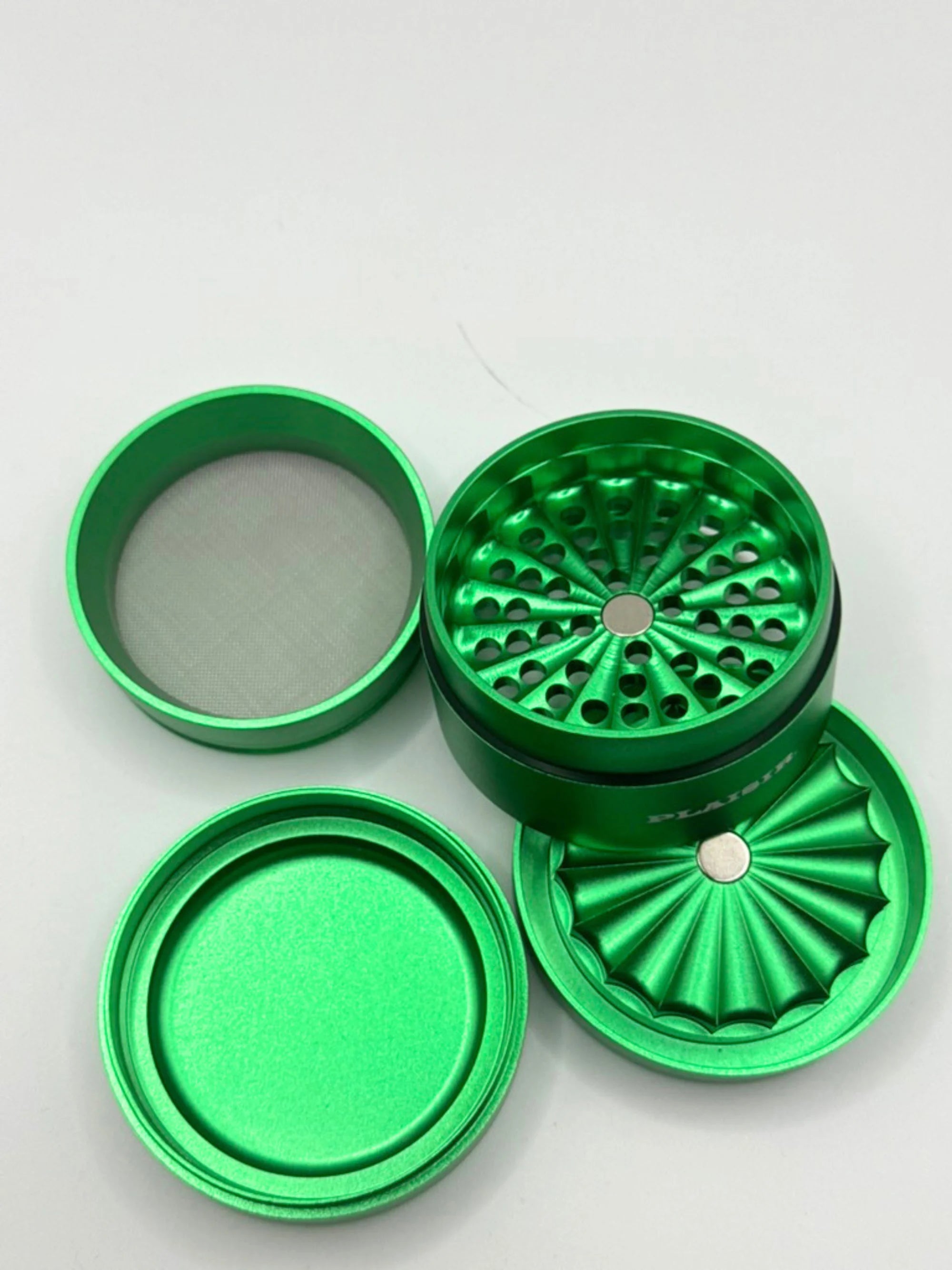 Detailaufnahme der speziellen Mahlstruktur des Plaisir Aluminium Grinders ohne klassische Zähne
