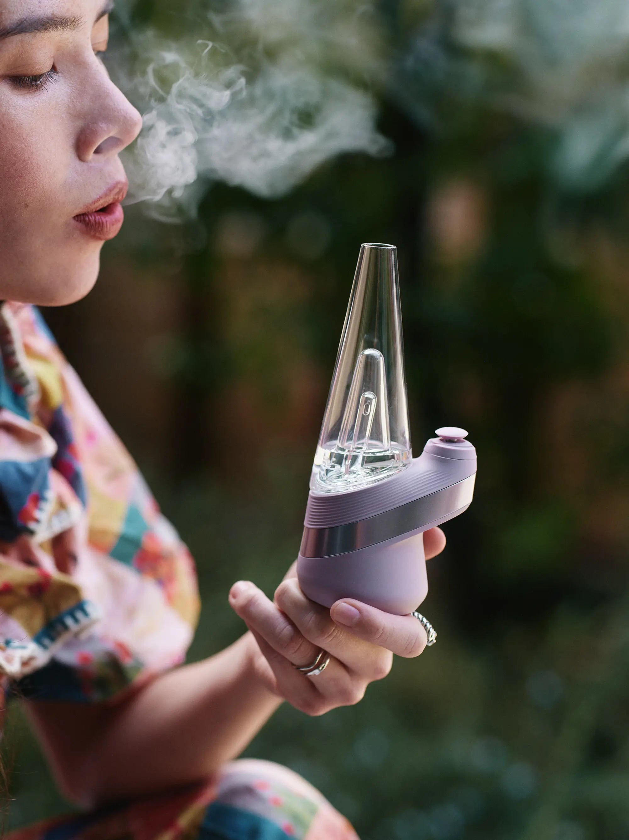 Puffco New Peak Bliss – Seitenansicht zeigt kompaktes Design und Premium Wasserfiltersystem