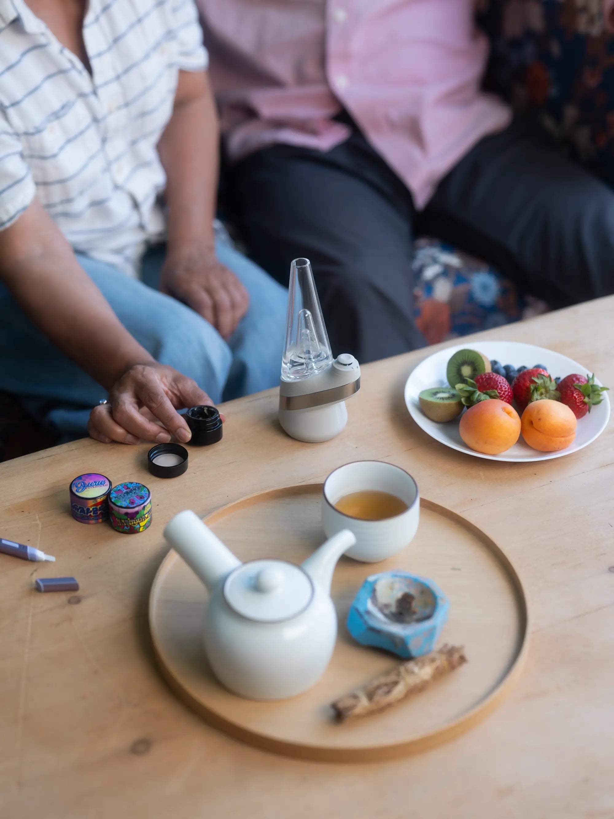 Seitenansicht des Puffco New Peak Cloud E-Rigs mit kompaktem Design