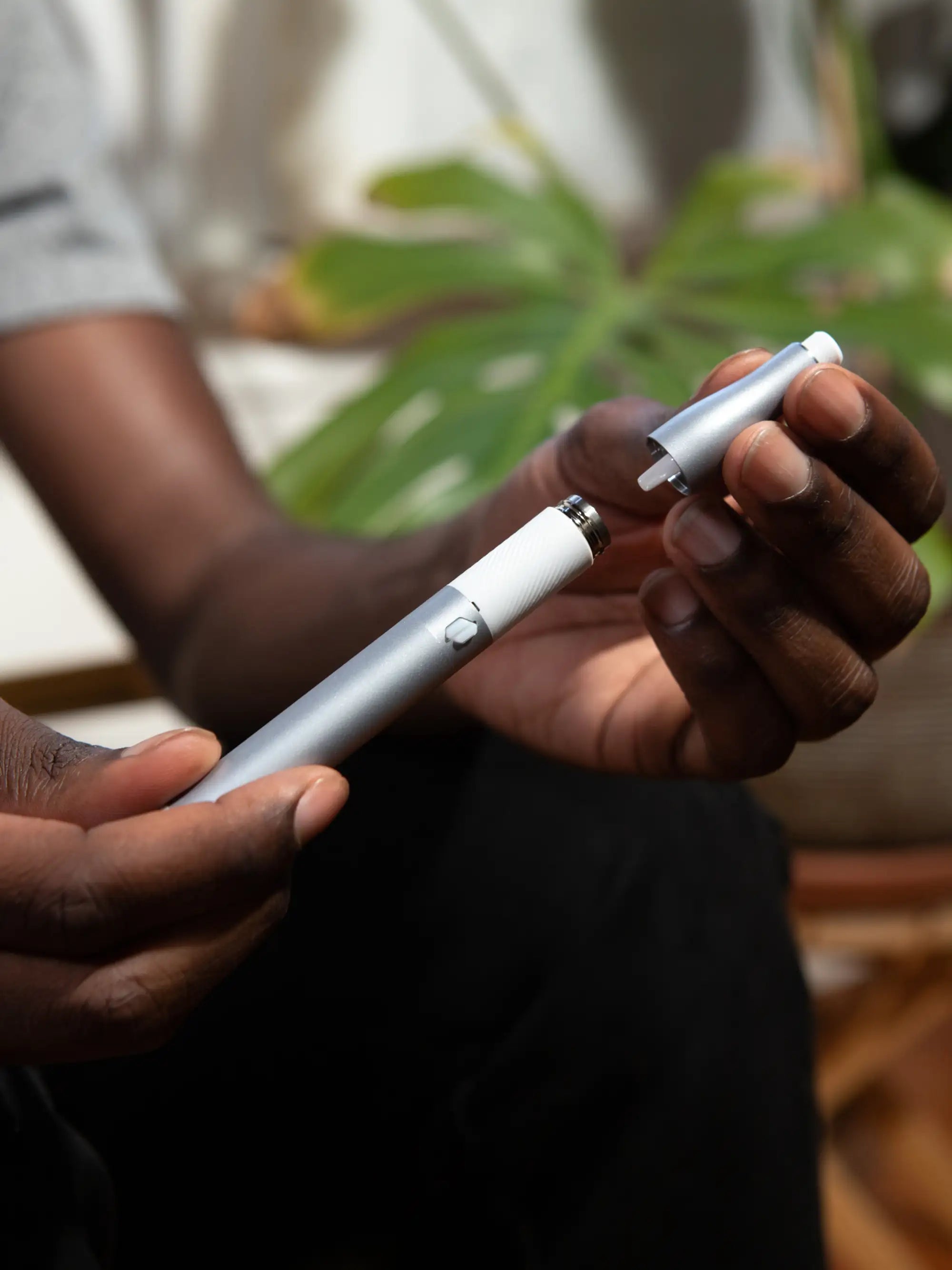 Puffco Plus V3 Pearl Vaporizer Pen als tragbares Gerät für unterwegs in elegantem Pearl-Design