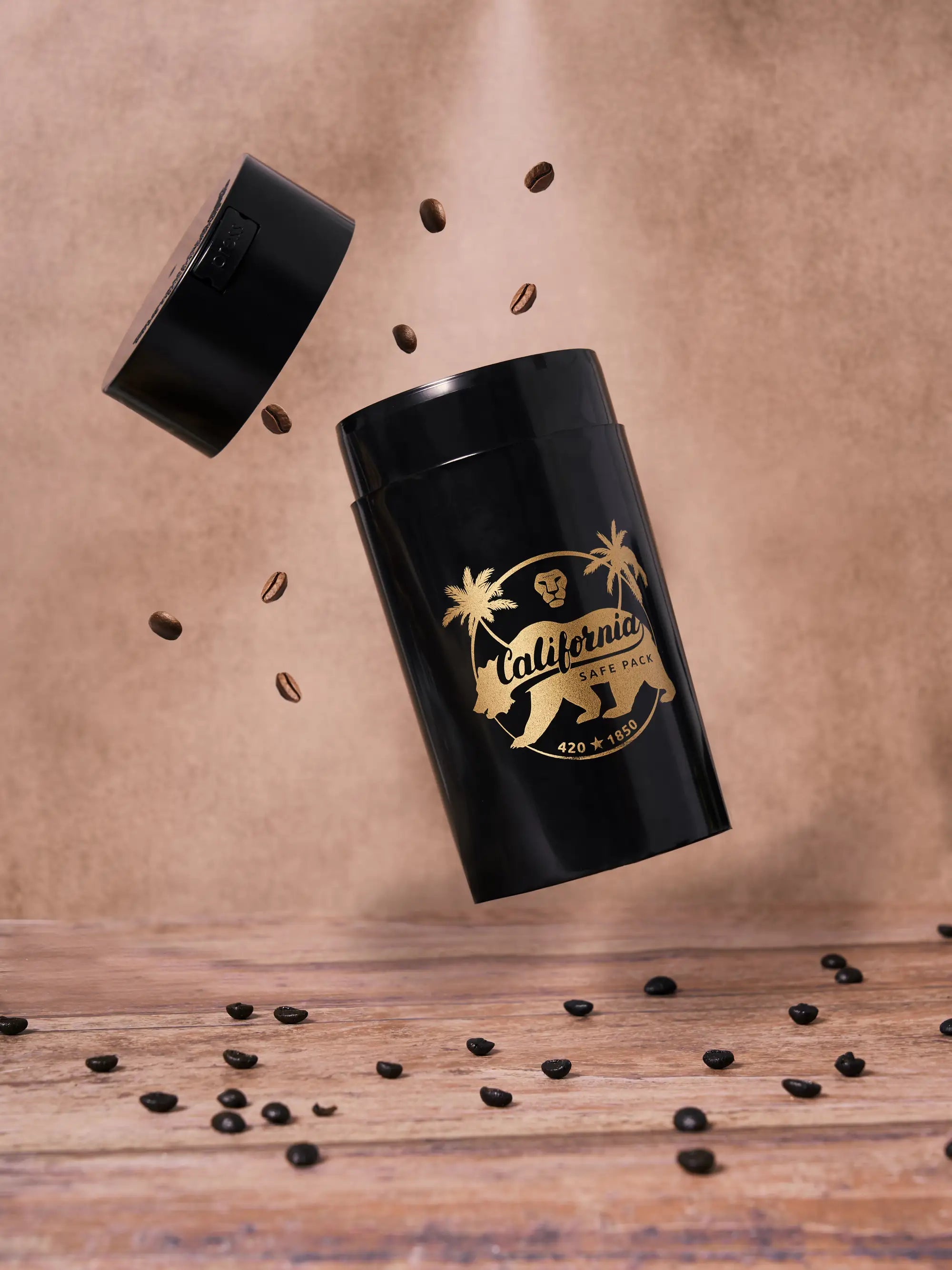 Vakuumbehälter von Qnubu mit Luftventil und Kalifornien-Design, luft- und wasserdicht für die aromaschützende Aufbewahrung von Kräutern.