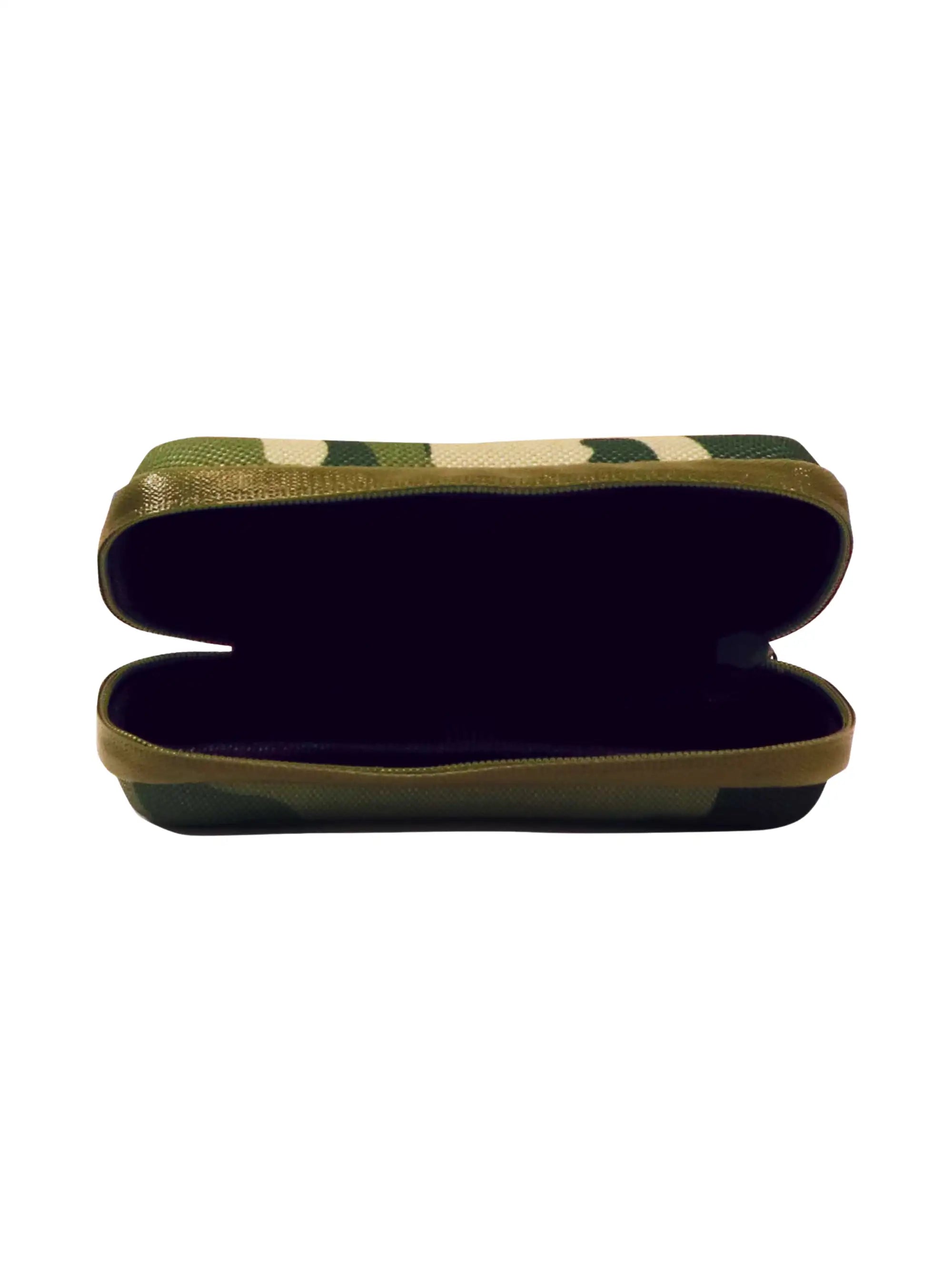 RAW Cone Wallet Camo geöffnet mit Reißverschluss und Stoffüberzug im Detail