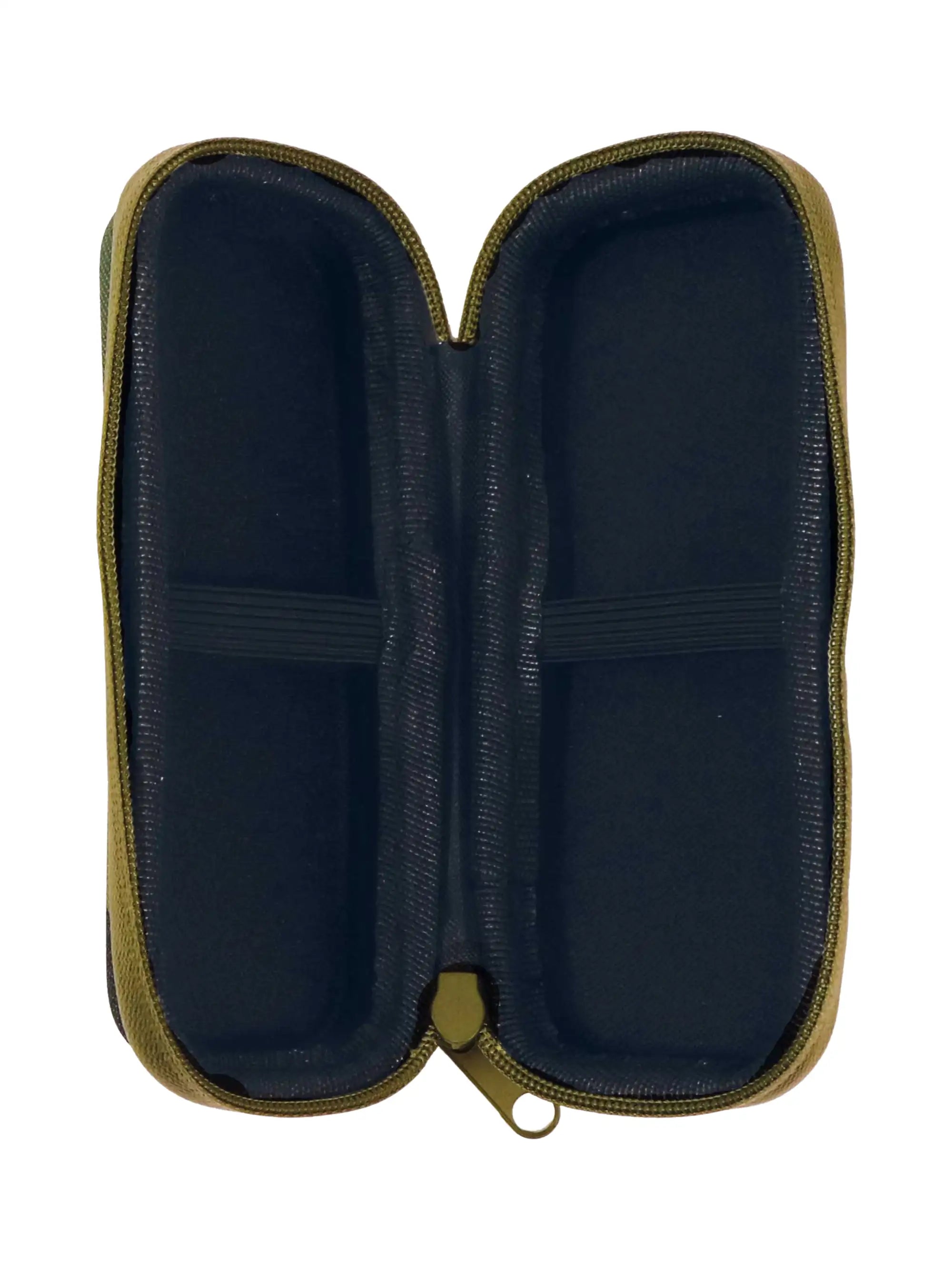 RAW Cone Wallet Camo geöffnet mit elastischen Bändern für King Size Cones