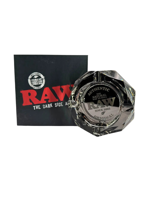 RAW Dark Aschenbecher aus dunklem Kristallglas – achteckige Form mit RAW-Logo
