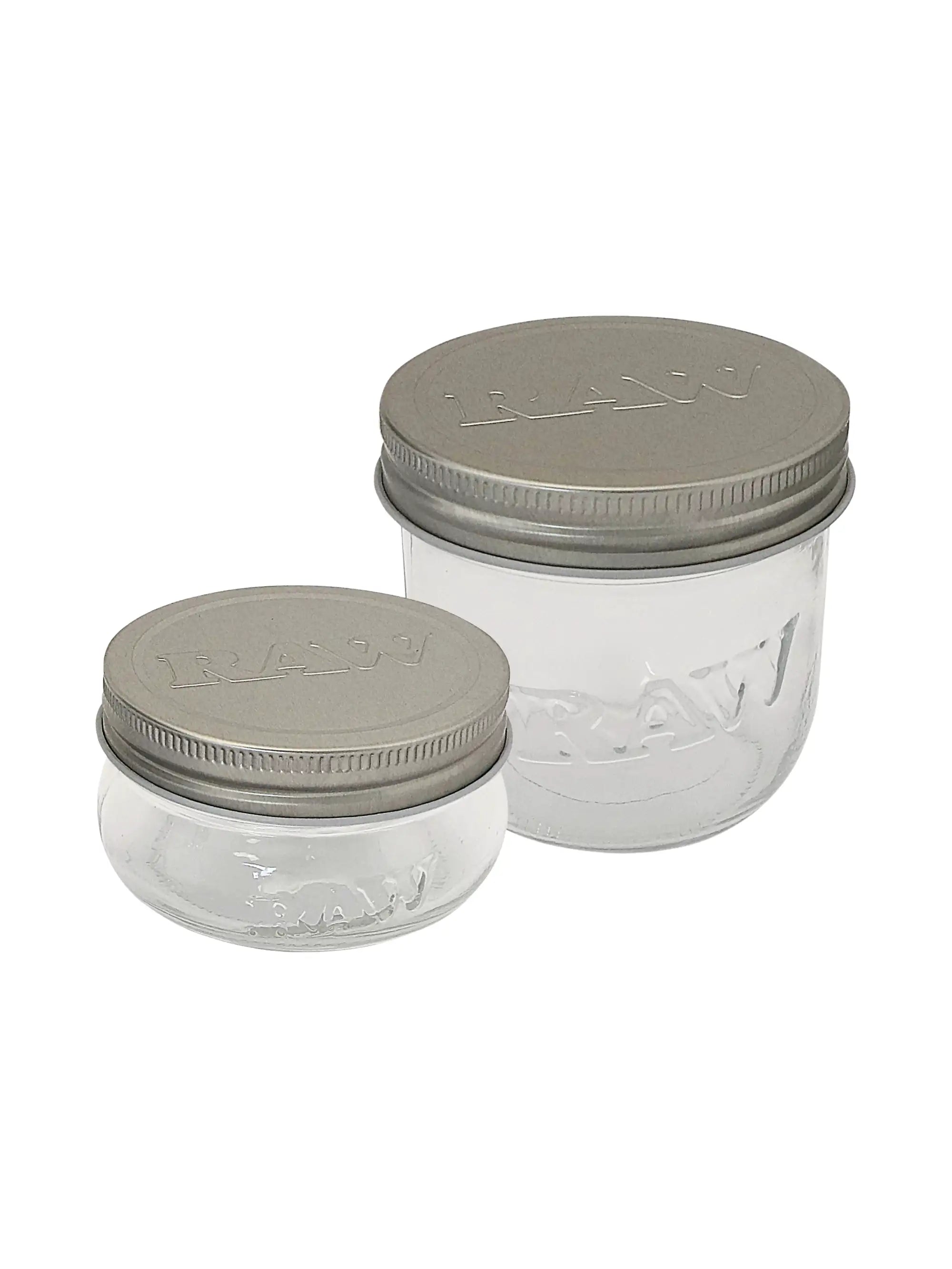 RAW Mason Jars aus robustem Glas mit aromadichtem Metallschraubdeckel und RAW-Logo für die sichere Aufbewahrung von Kräutern.