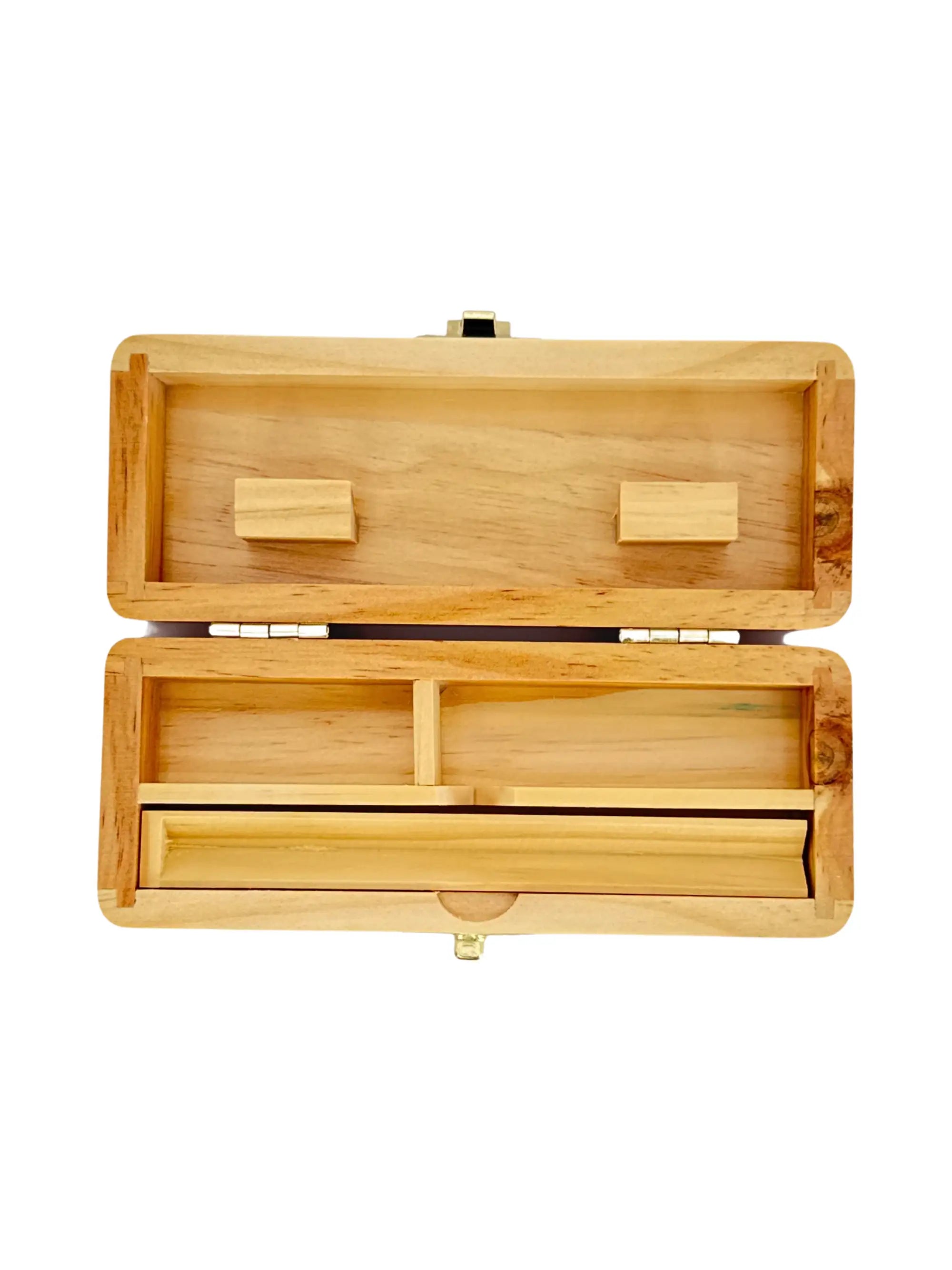 Holz-Rollbox Rollmaster mit stabilem Verschluss und Innenfächern für ordentliches Verstauen.