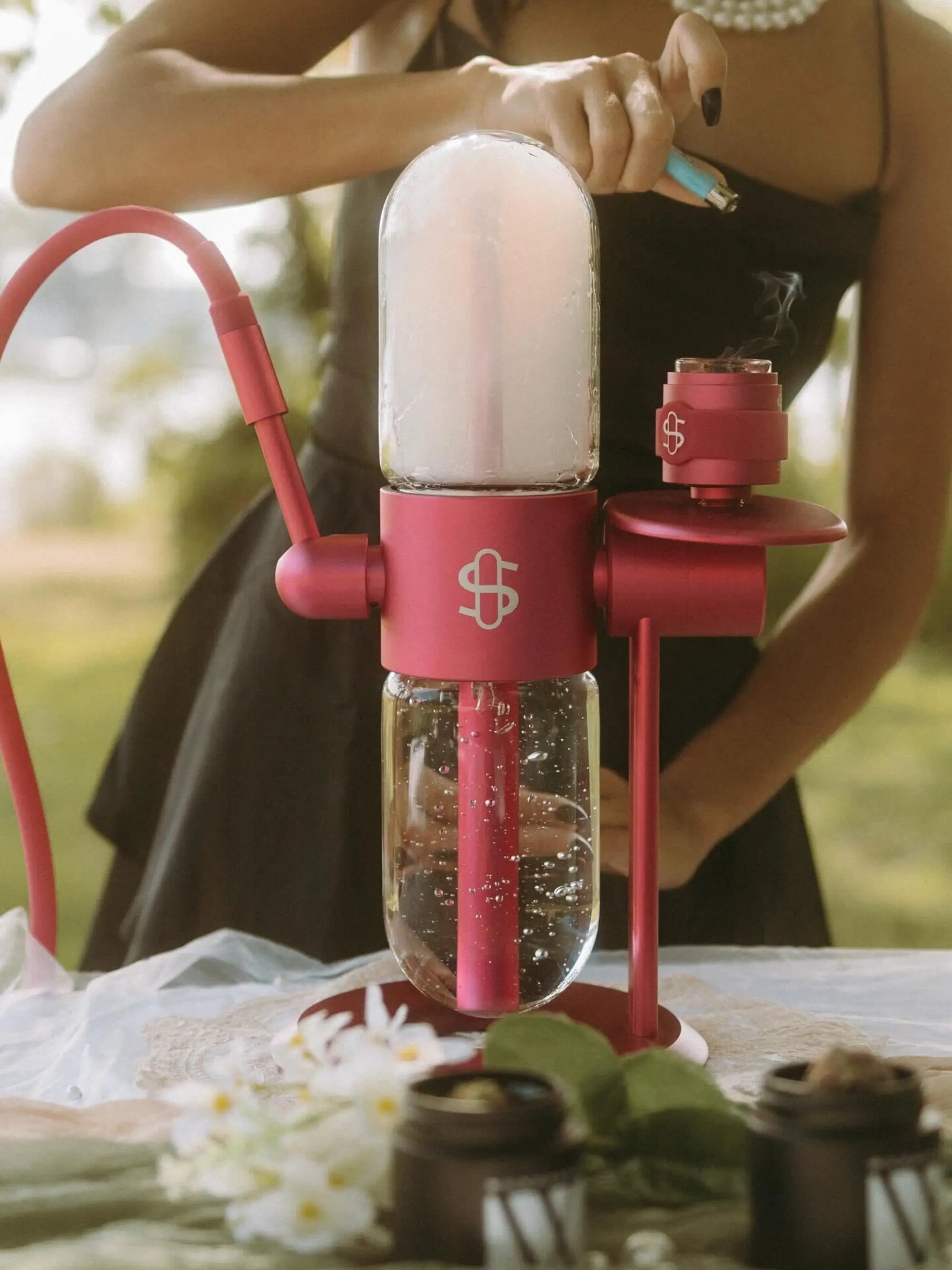 Stündenglass Gravity Hookah Pink während der 360-Grad-Drehung, Rauch wirbelt durch das Wasser für kühle, dichte Wolken.