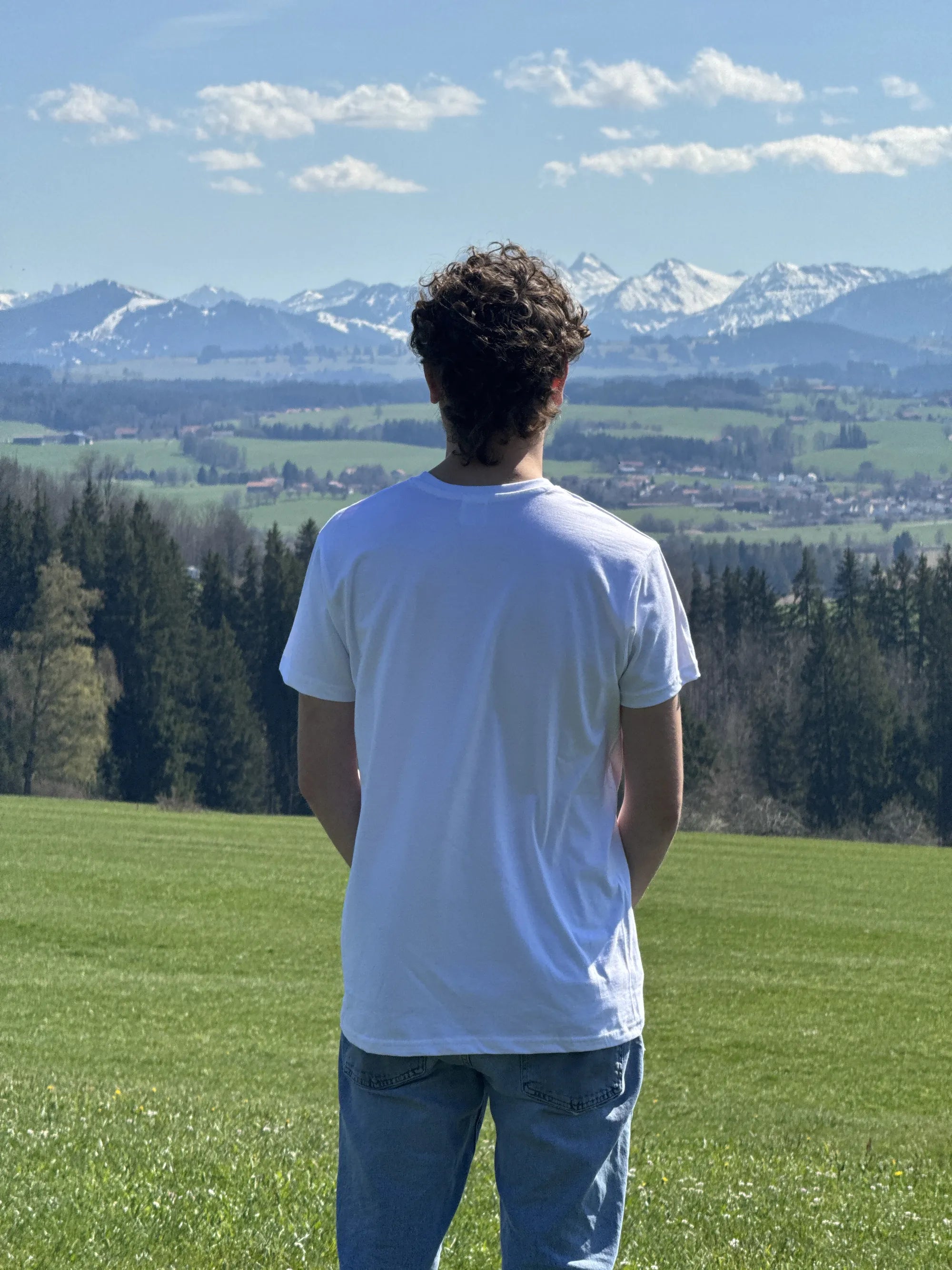 Unisex Basic T-Shirt in Weiß mit schlichtem Rückdesign, klassischer Unisex Fit und angenehmer Baumwollmischung im Streetwear Stil.