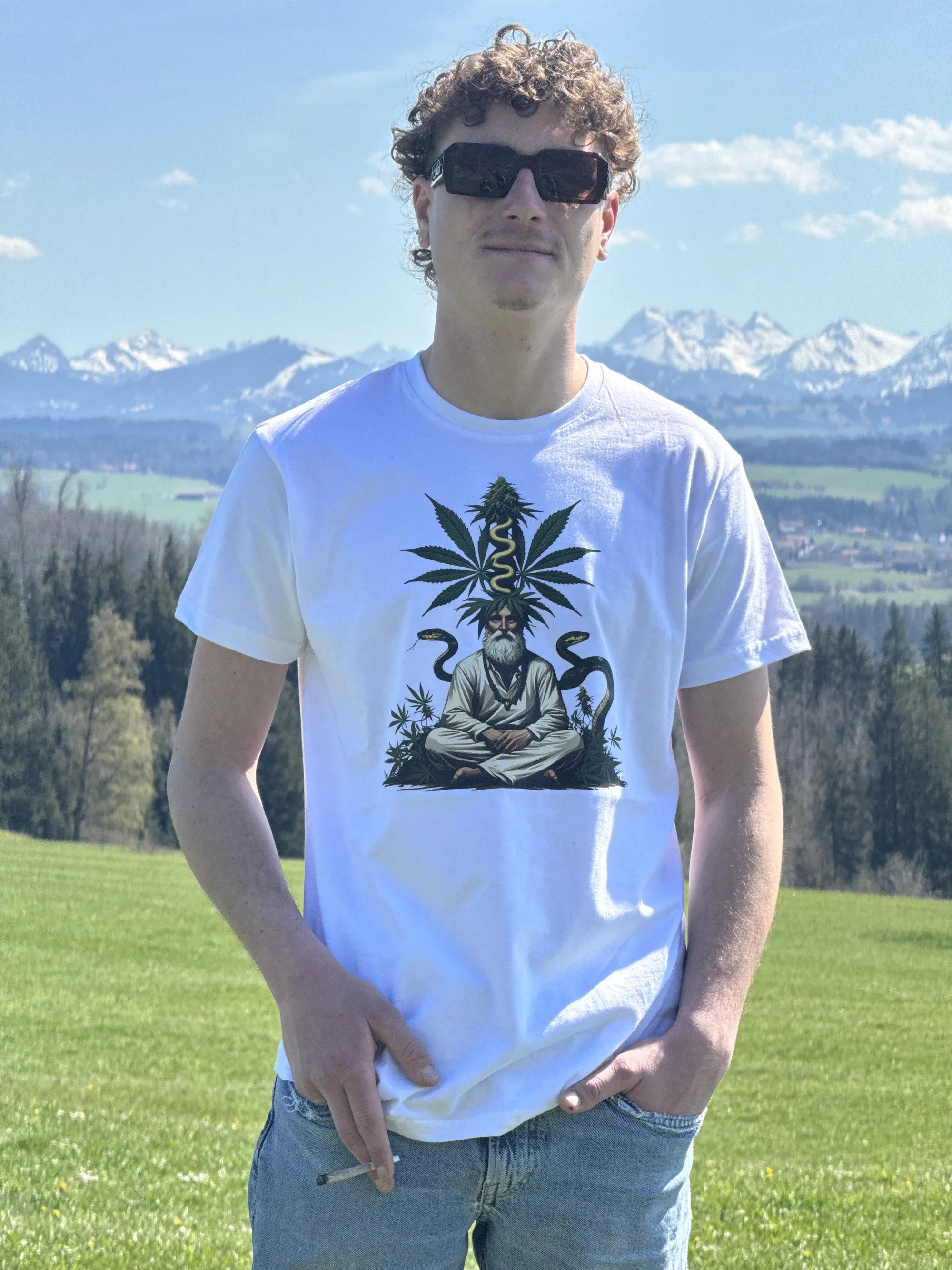 Unisex Basic T-Shirt in Weiß mit spirituell inspiriertem Frontprint im Streetwear-Stil, klassischer Unisex Fit aus Baumwollmischung.