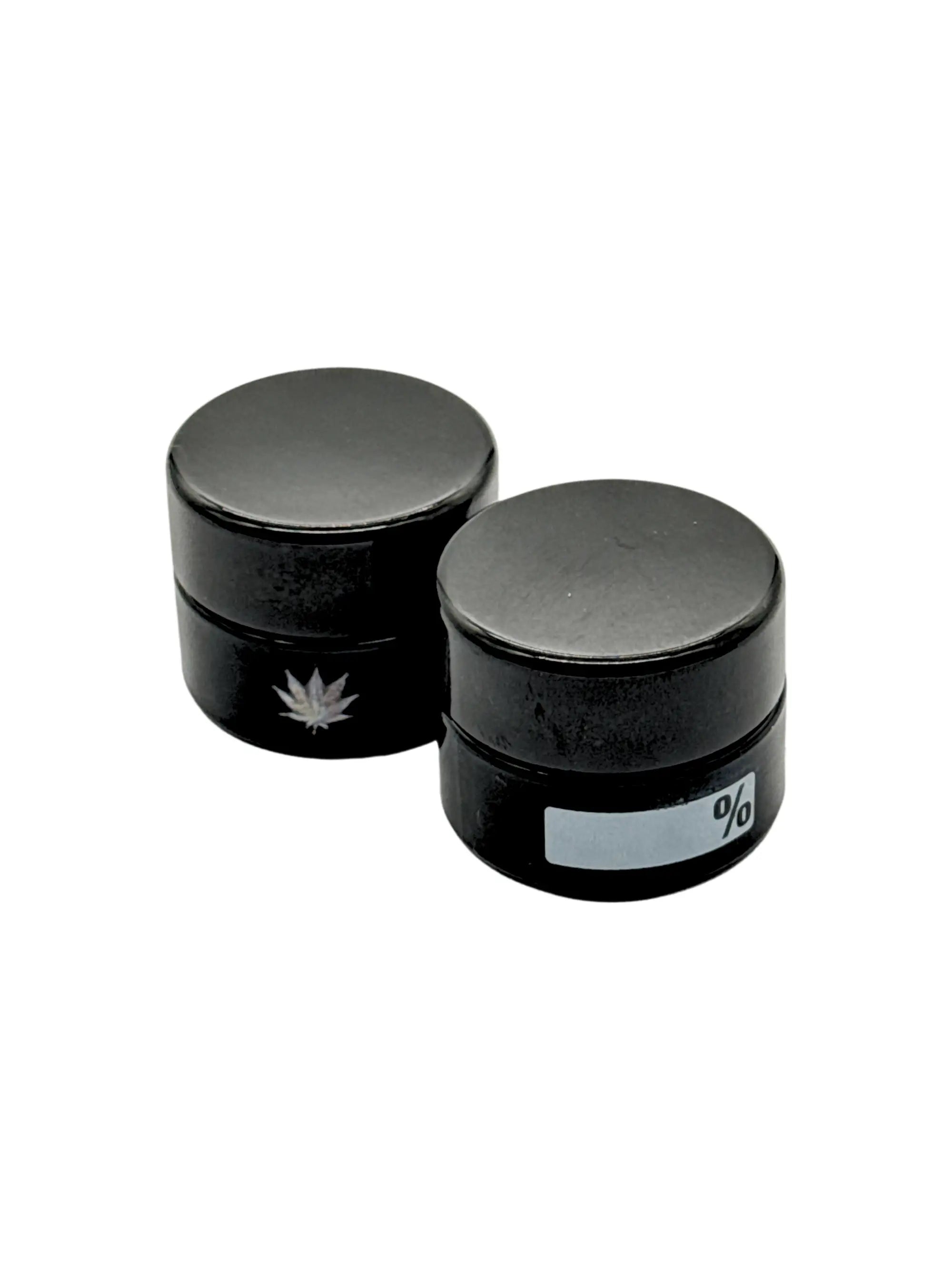 XS Container 5 ml aus gepresstem Glas mit luftdichtem Kunststoffdeckel, kompakt und lichtschützend für sichere Aufbewahrung empfindlicher Inhalte.